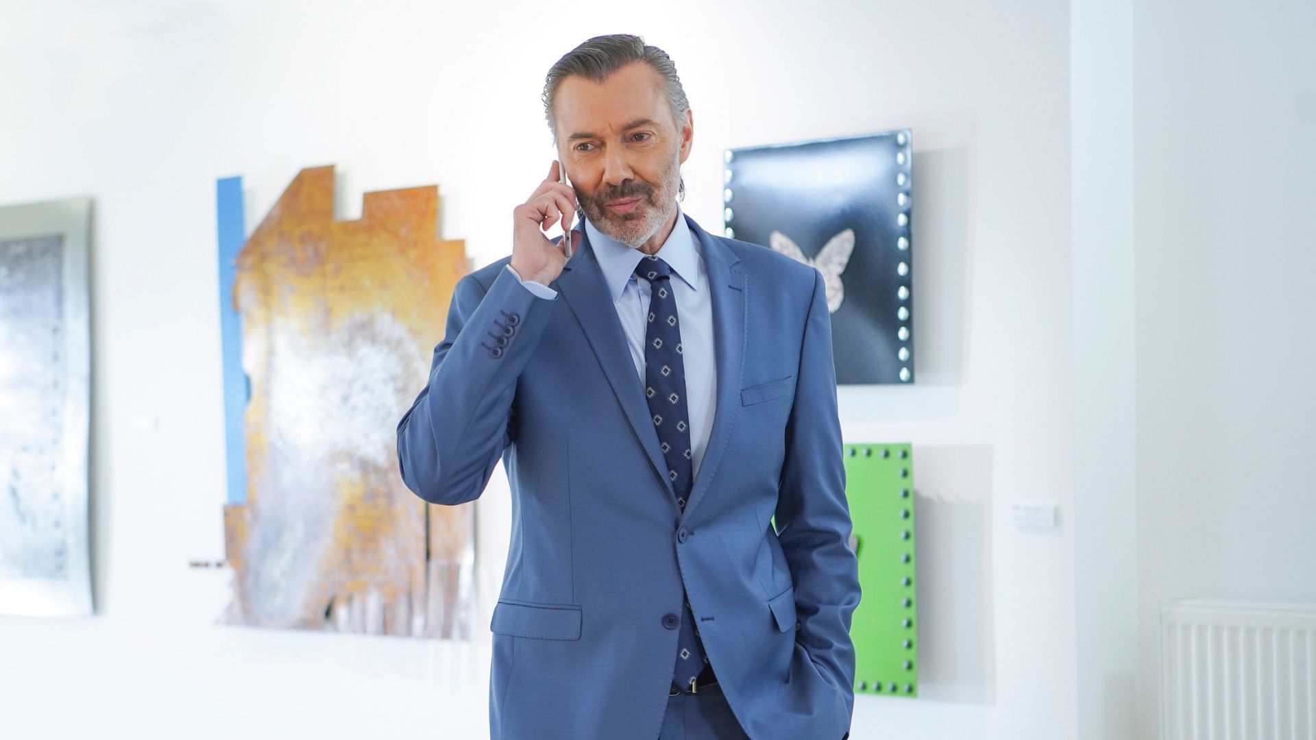 Hakan Karahan (Nadir Kilic) in una scena di Forbidden Fruit 