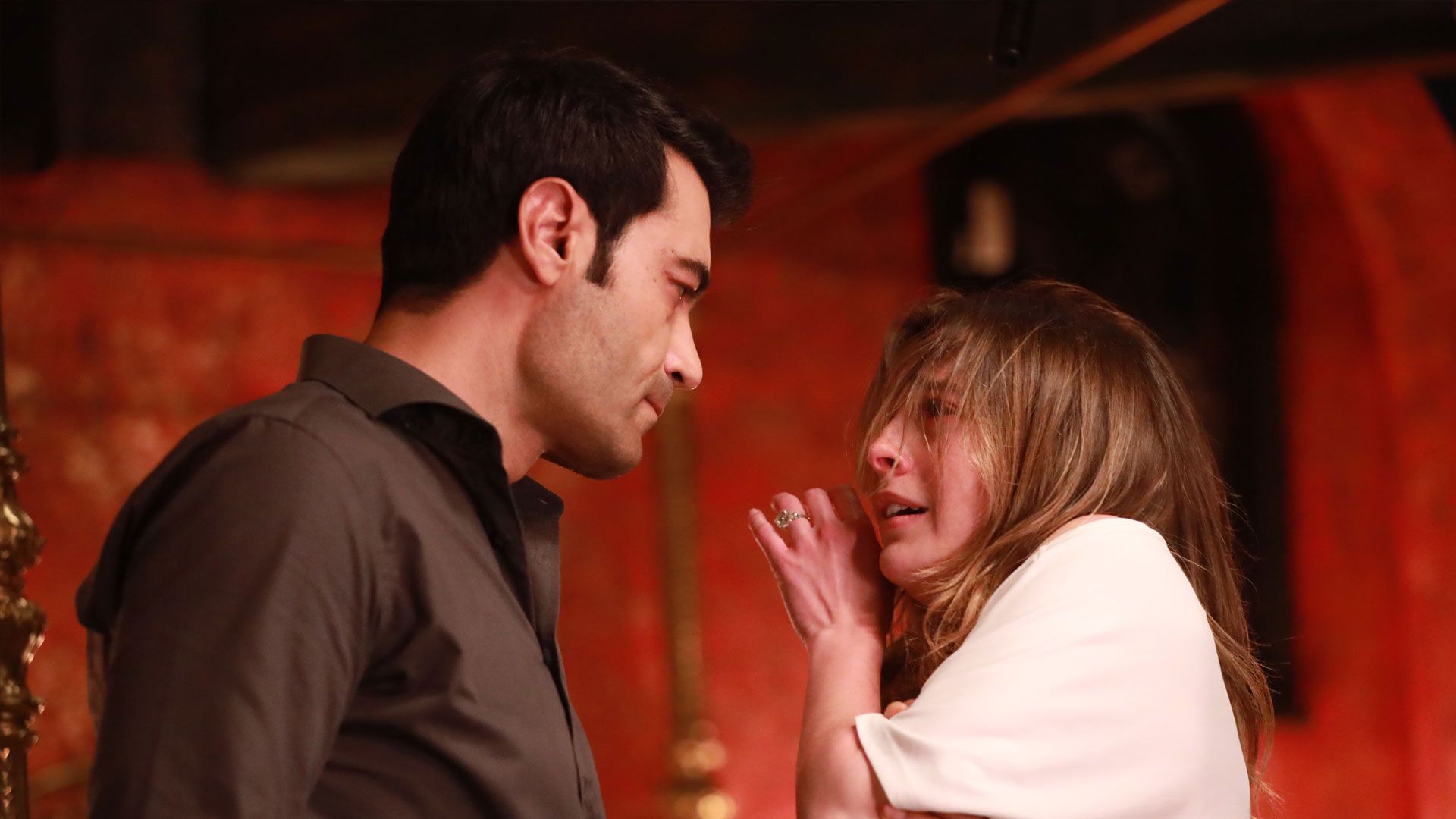 Murat Ünalmış (Gülcemal Şahin) e Melis Sezen (Deva Nakkaşoğlu) in una scena de La rosa della vendetta