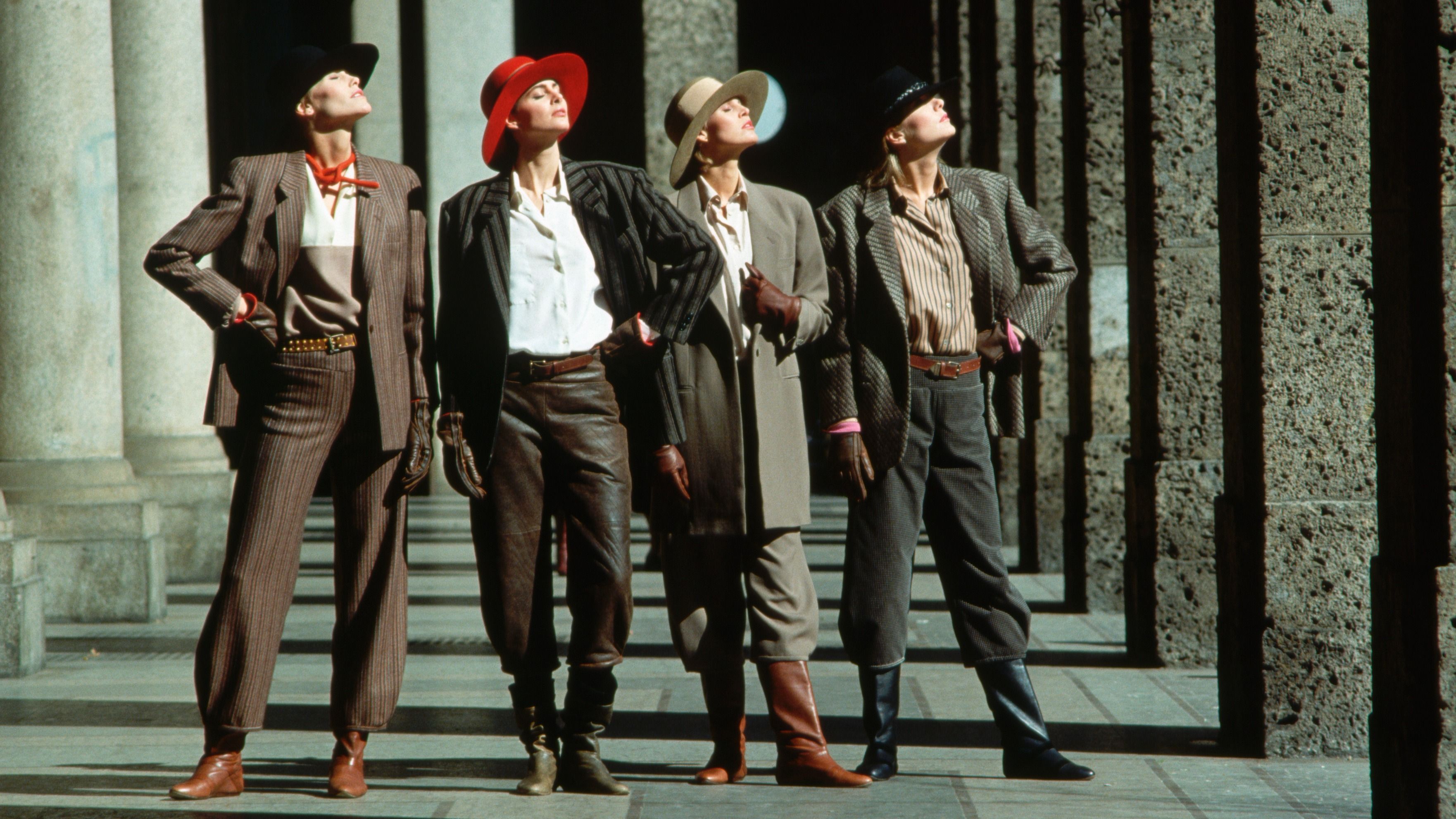Scatto con modelle che indossano creazioni Armani; Anni 80
Credits: Getty Images
