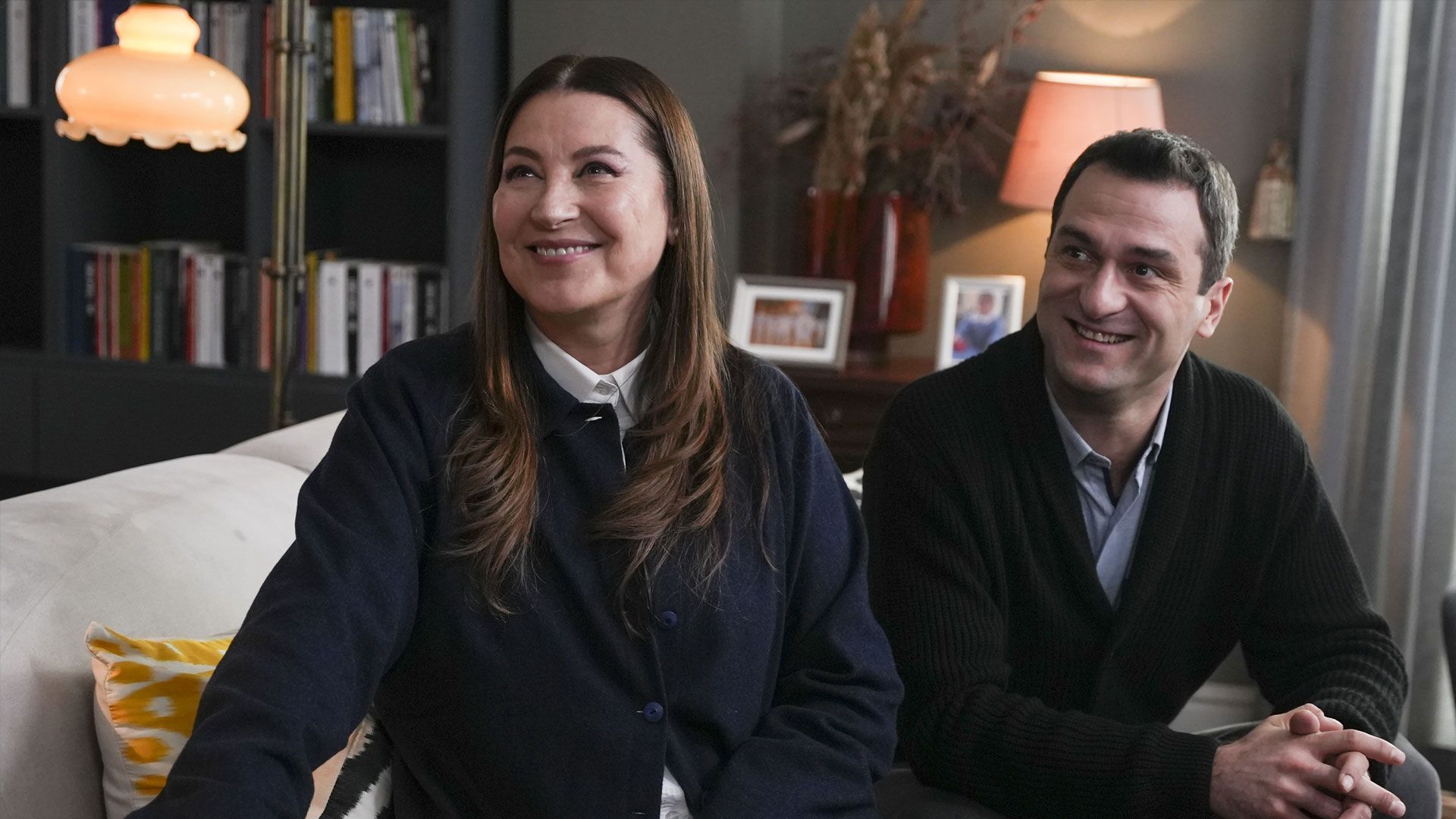 Vahide Perçin (Güzide Yenersoy) e Cem Sürgit (Ümit Özgüder) in una scena di Tradimento