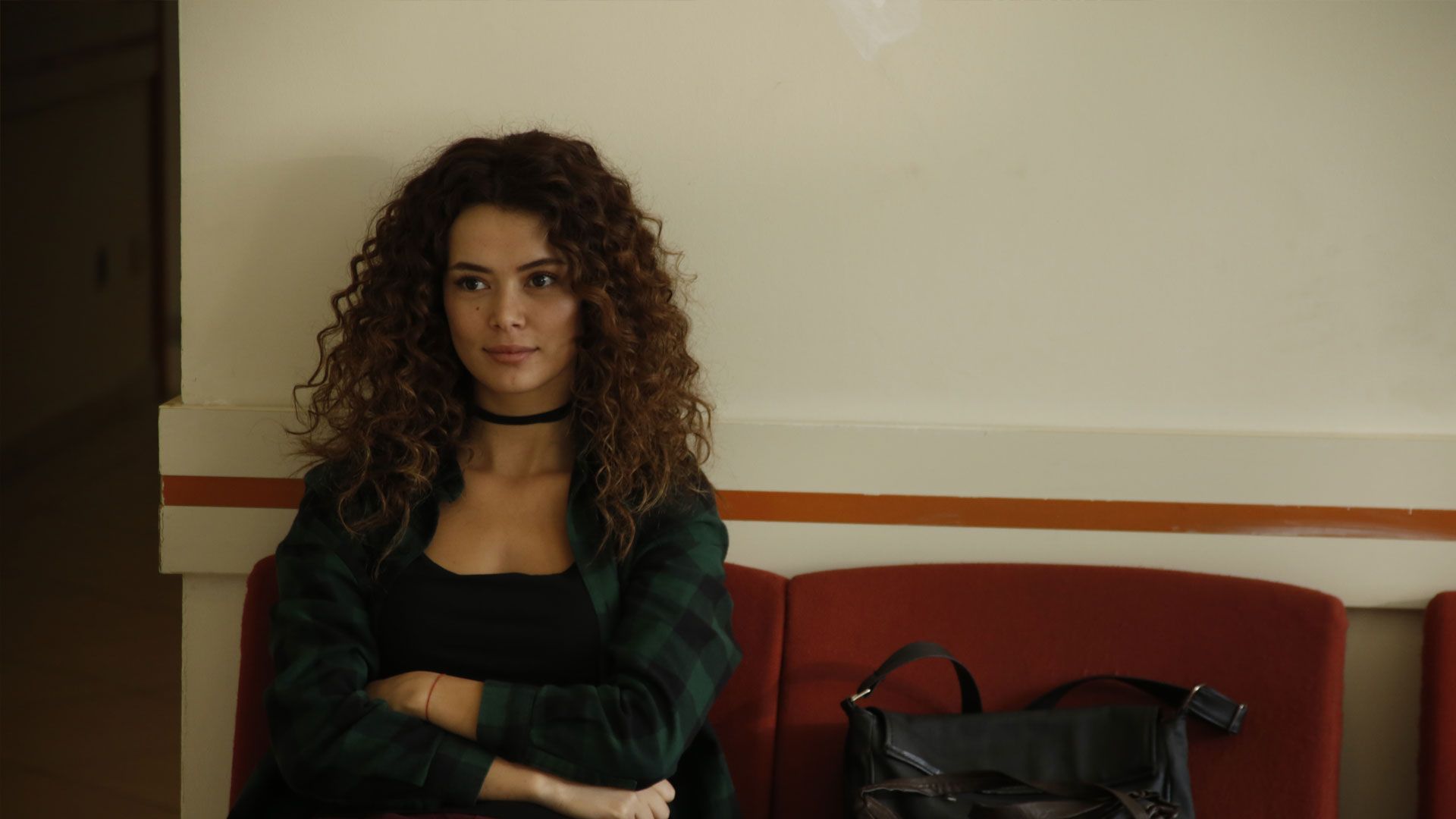 Seray Kaya (Şirin Sarıkadı) in una scena di La forza di una donna 2