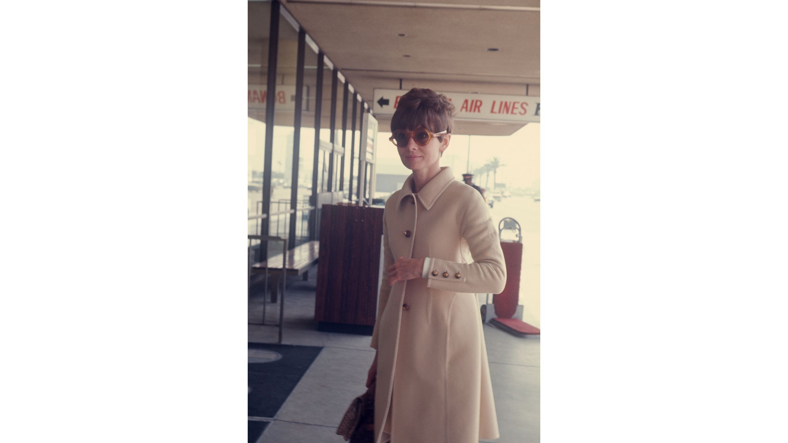 Audrey Hepburn indossa un cappotto di lana beige e occhiali da sole all’aeroporto; 1º aprile 1968; New York - Credits: Getty Images 