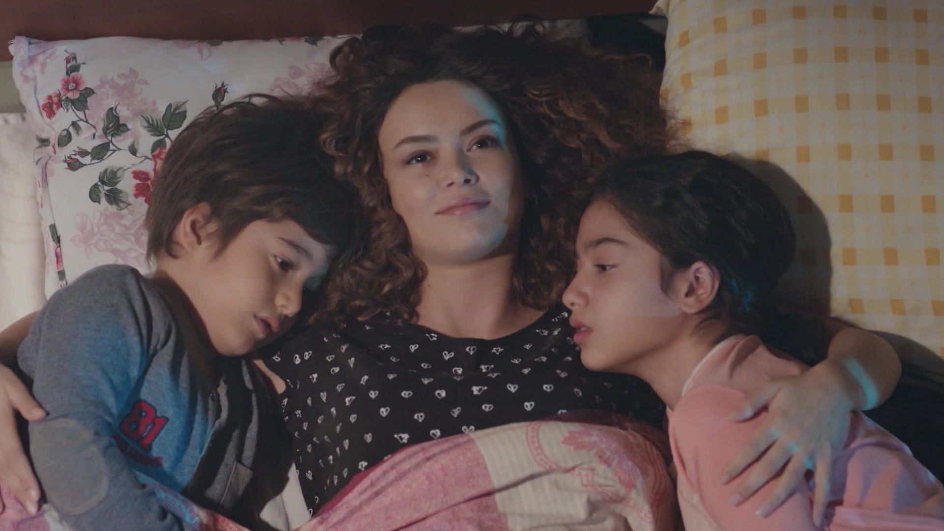 Doruk, Sirin e Nisan in una scena de La forza di una donna 3