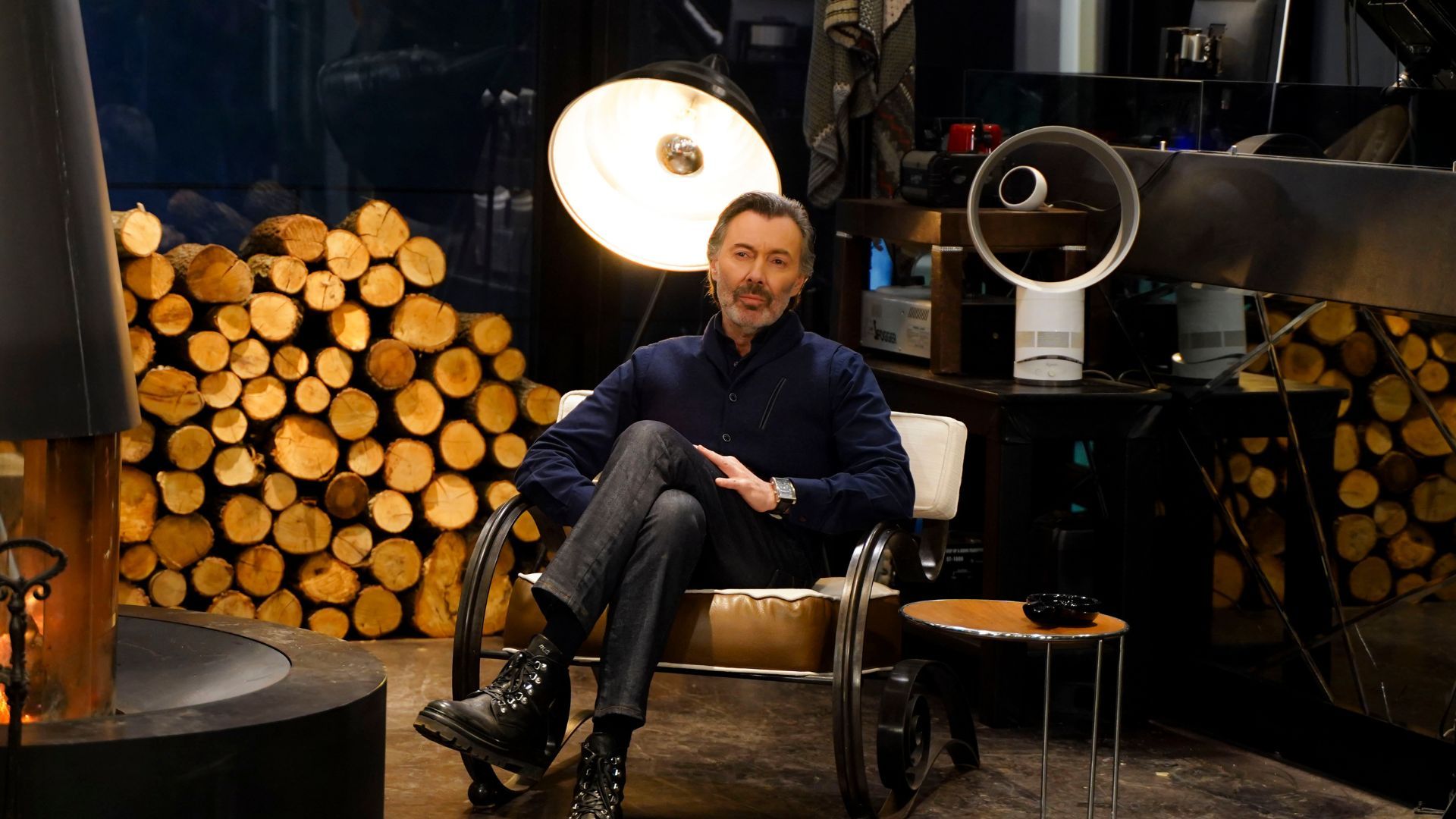 Hakan Karahan (Nadir Kilic) in una scena di Forbidden Fruit 3.