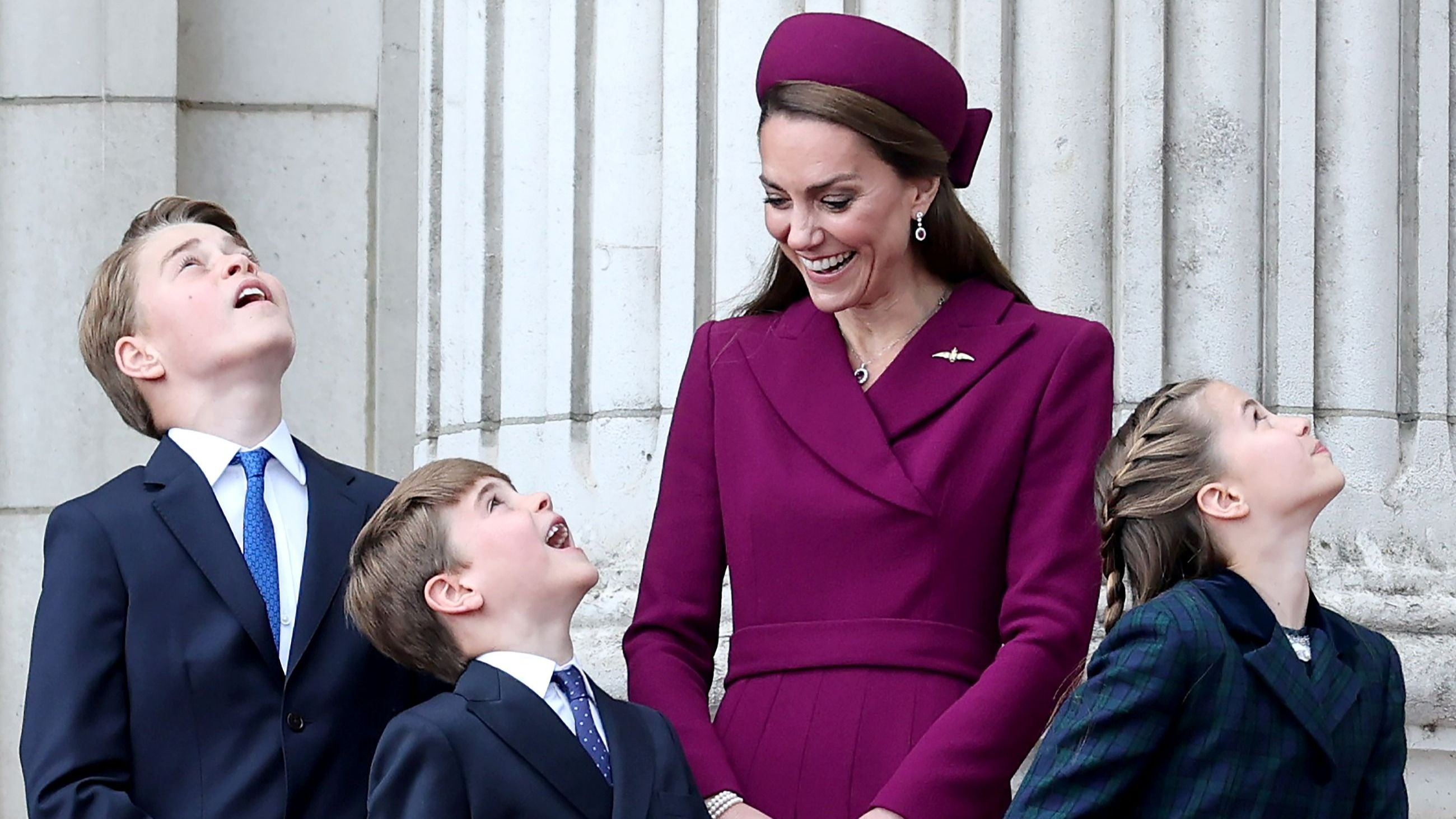 Il principe George del Galles, il principe Louis del Galles, Catherine, principessa del Galles e la principessa Charlotte del Galles dal balcone di Buckingham Palace - Credits Getty Images