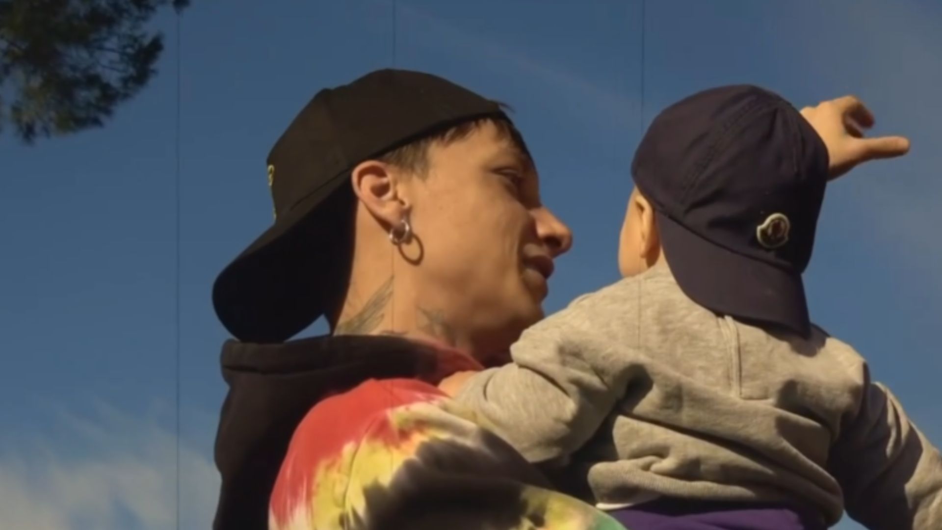 Ultimo con il figlio Enea | Instagram: @ultimopeterpan