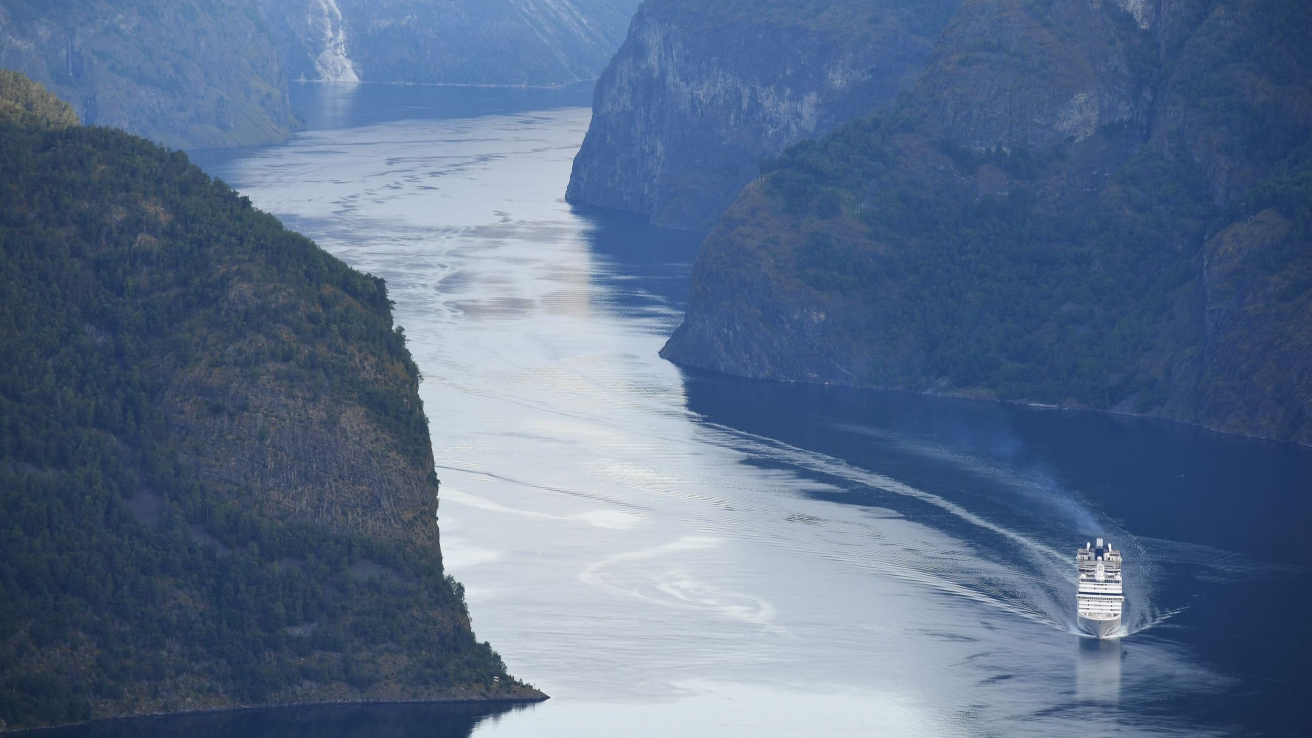 Nave da crociera che naviga attraverso un fiordo norvegese - Credits: Getty Images 