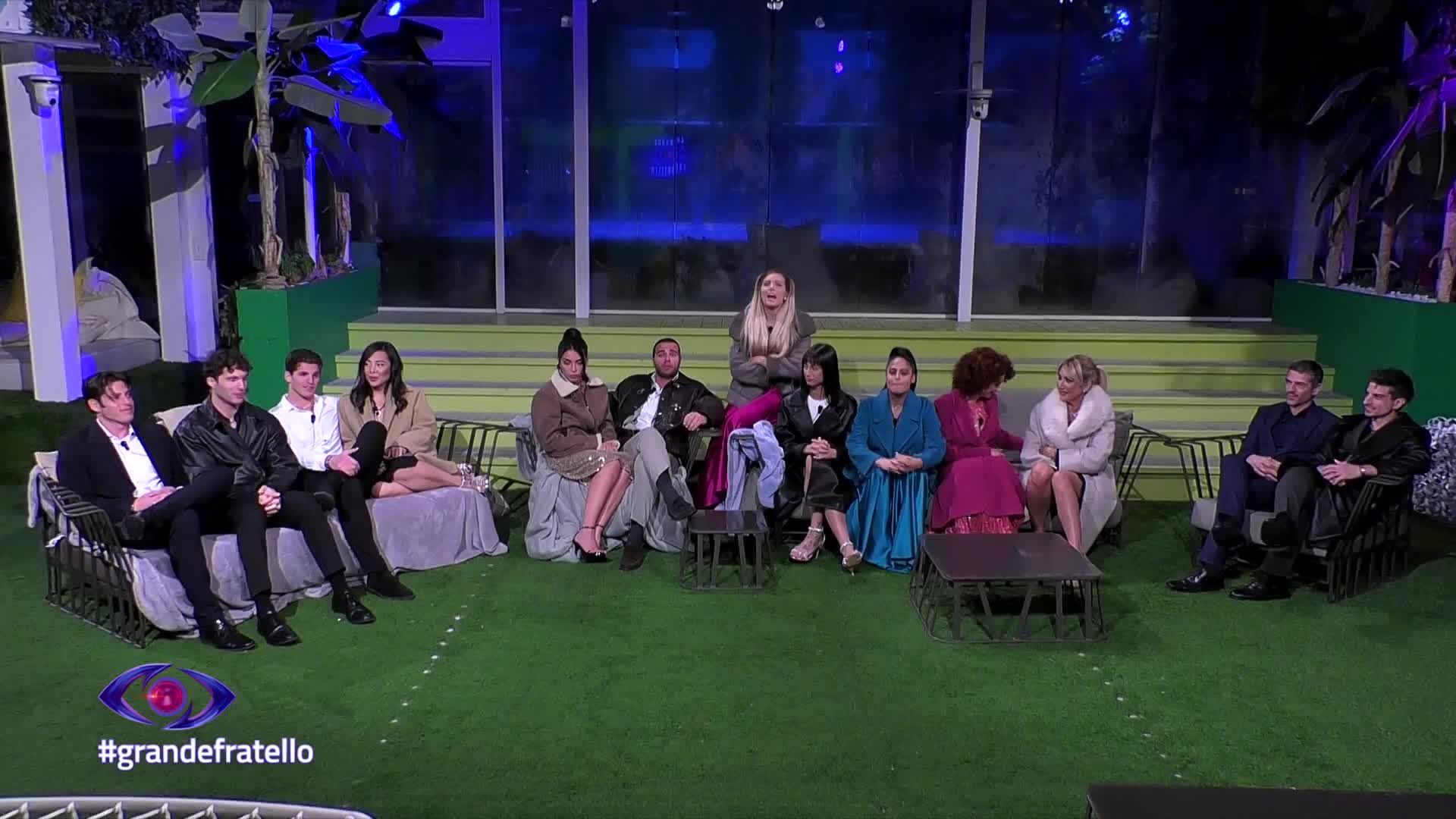 I concorrenti in giardino durante il blackout nella Casa del Grande Fratello