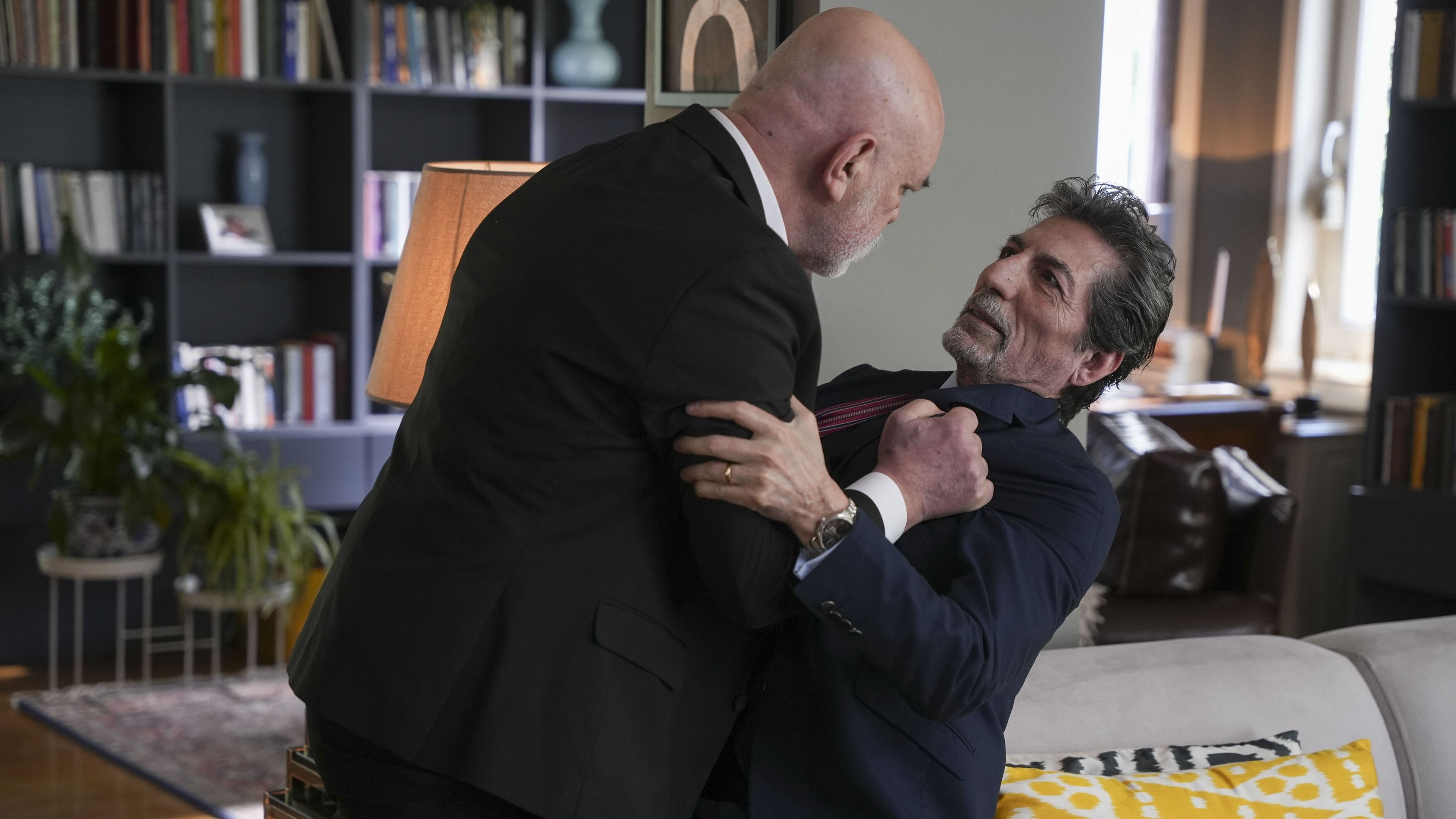 Sezai (Ercan Kesal) e Tarik (Mustafa Ugurlu) in Tradimento