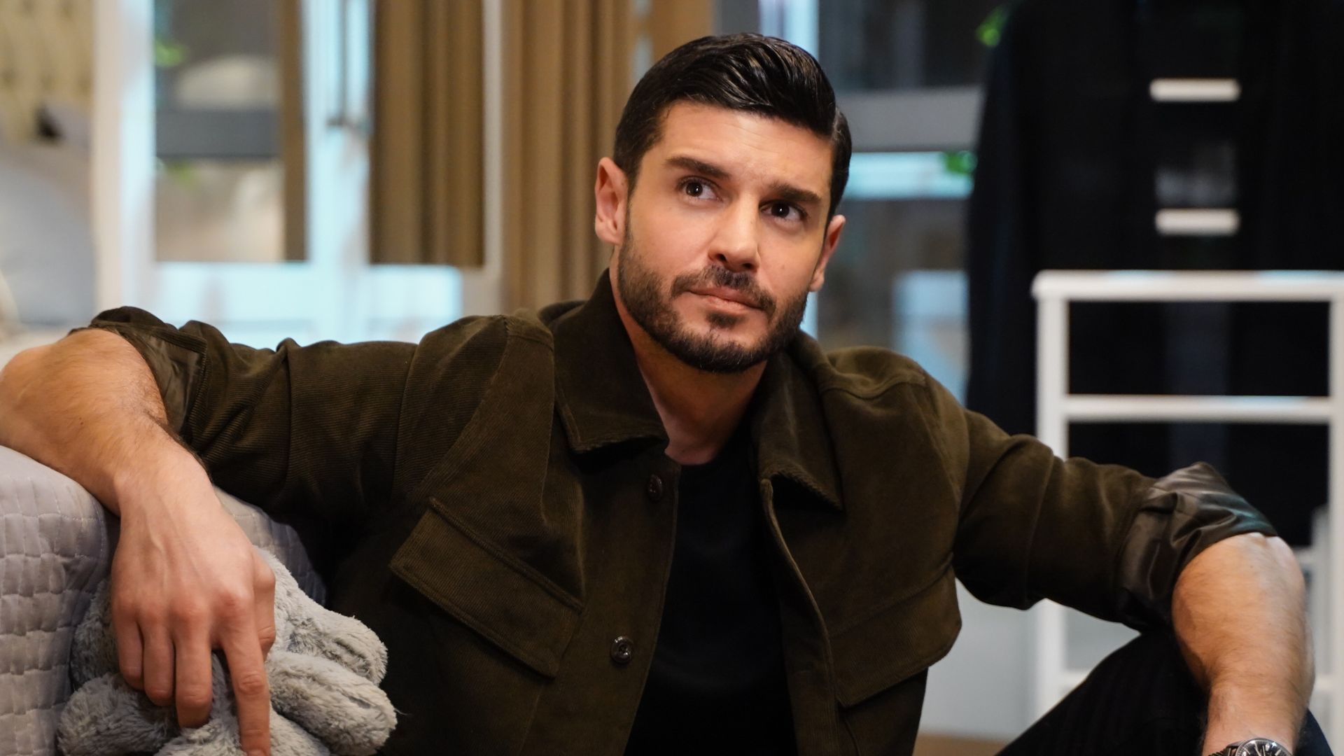 Berk Oktay (Cagatay) in una scena di Forbidden Fruit 4