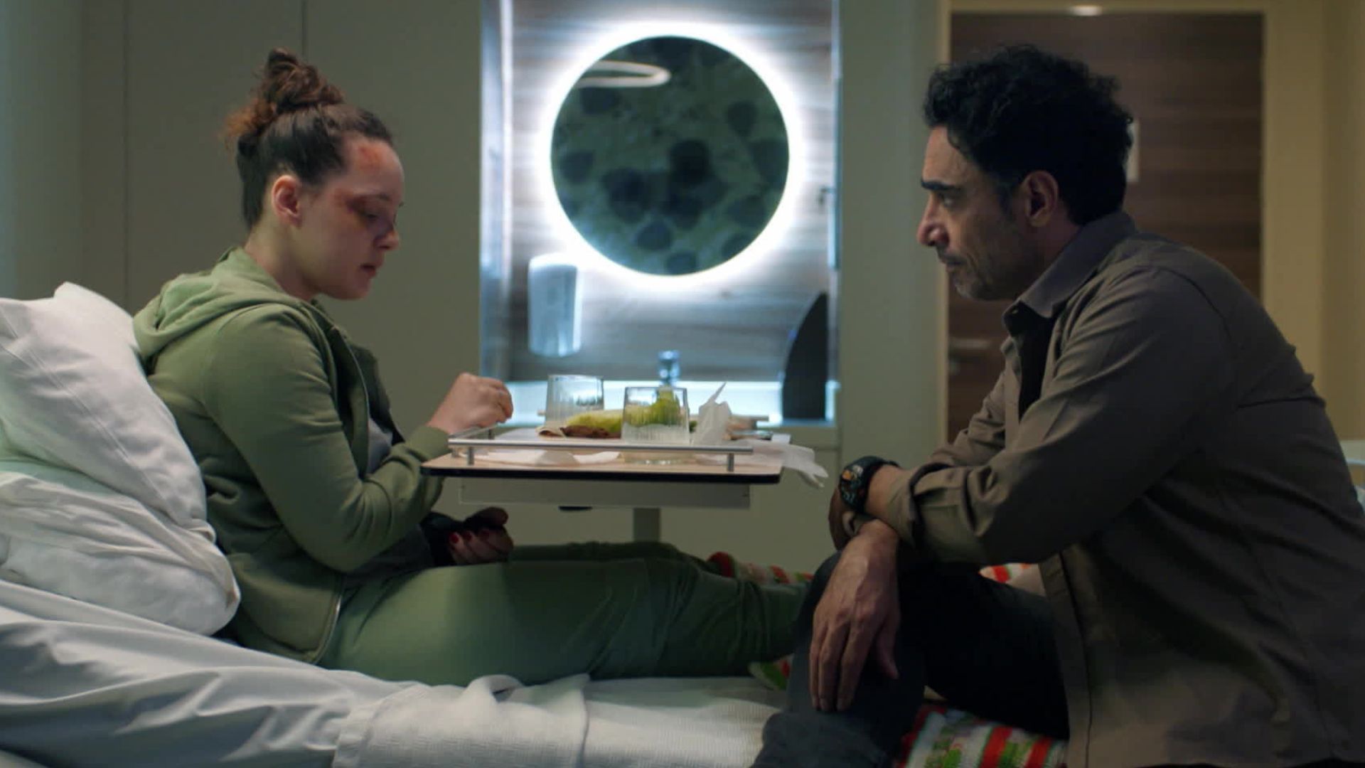 Tugce ed Eren in una scena di Segreti di famiglia 3