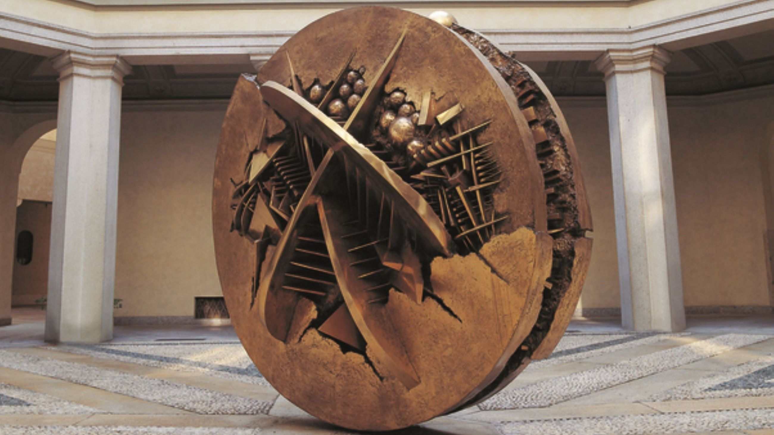 Arnaldo Pomodoro, Disco in forma di rosa del deserto n. 1, 1993-1994. Bronzo / bronze, ø 320 × 100 cm A. Collezione Intesa Sanpaolo, Gallerie d’Italia, Milano - Photo Aurelio Barbareschi. Courtesy Fondazione Arnaldo Pomodoro, Milano