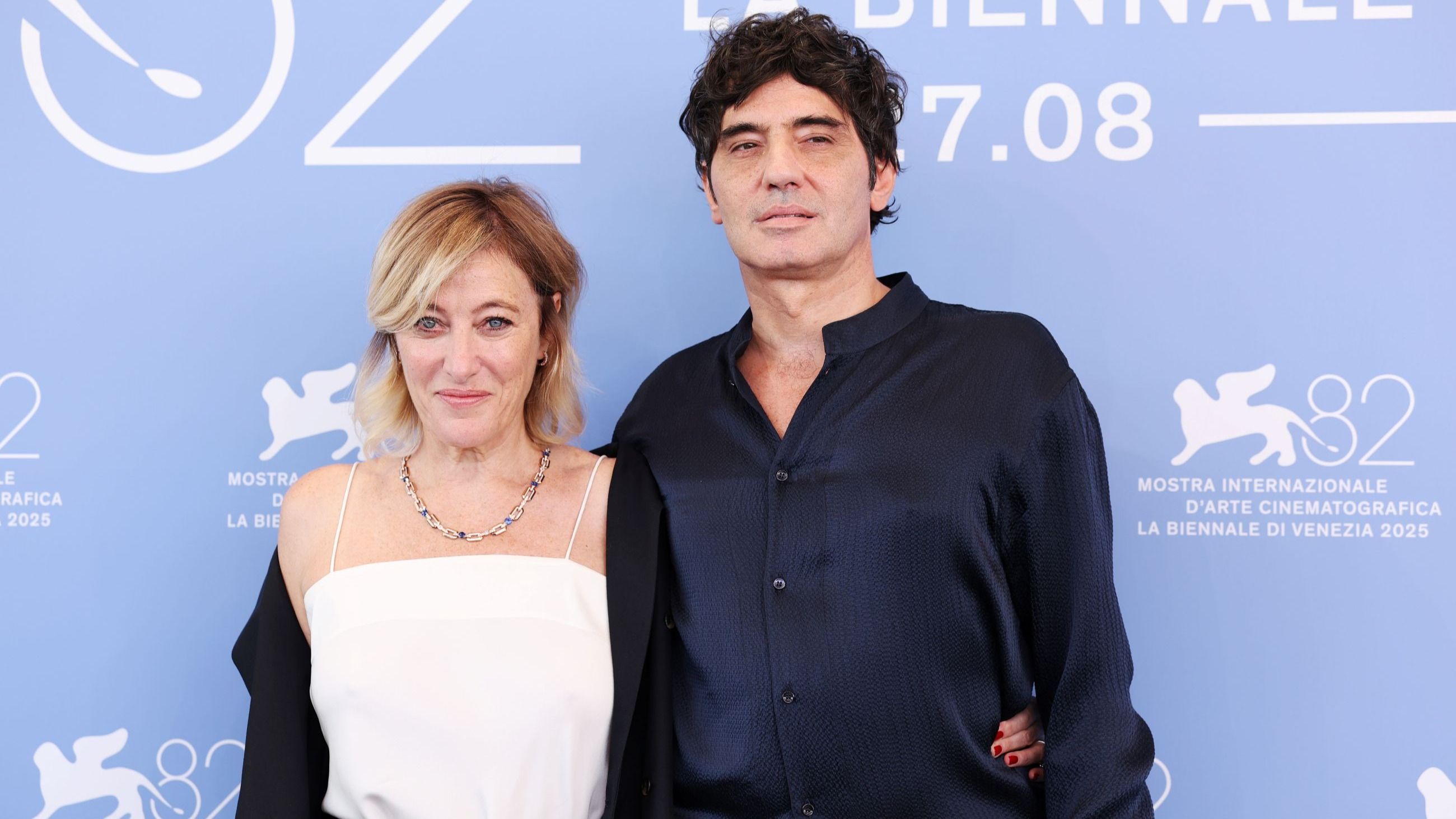 Valeria Bruni Tedeschi e Pietro Marcello partecipano al photocall di “Duse” durante l’82ª Mostra Internazionale d’Arte Cinematografica di Venezia
Credits: Getty Images