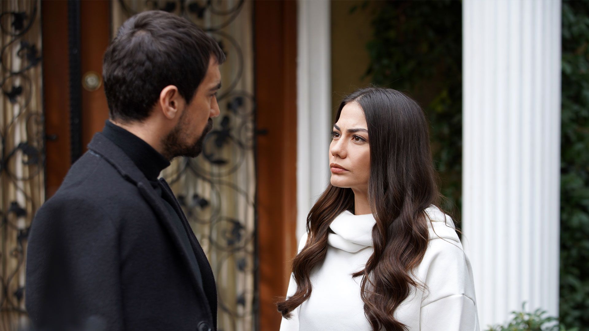 İbrahim Çelikkol (Mehdi) e Demet Özdemir (Zeynep) in una scena di My home my destiny 2