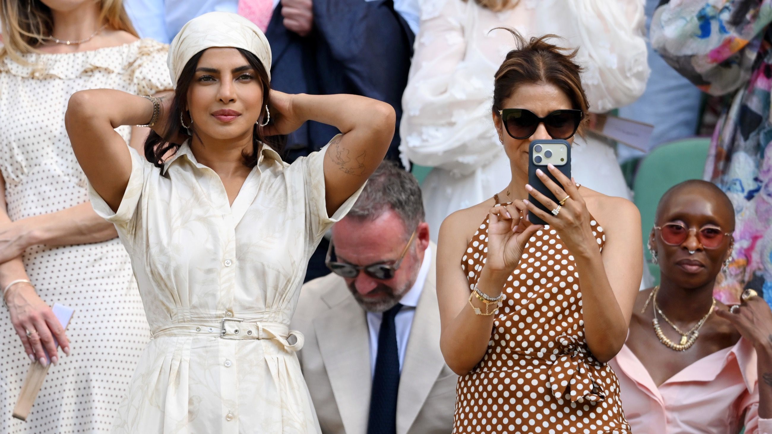  Priyanka Chopra Jonas e Anjula Acharia durante l’undicesima giornata dei Campionati di tennis di Wimbledon 2026 presso l’All England Lawn Tennis and Croquet Club, il 9 luglio 2026 a Londra, Inghilterra - Credits: Getty Images