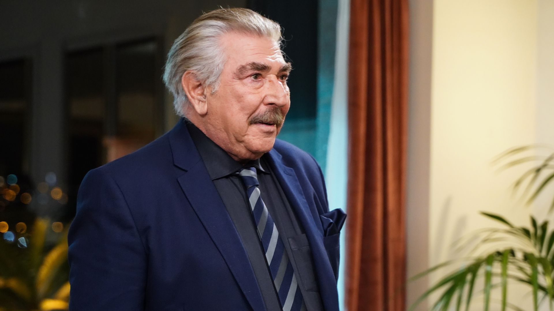 Erdal Ozyagcilar (Hasan Ali) in una scena di Forbidden Fruit 4