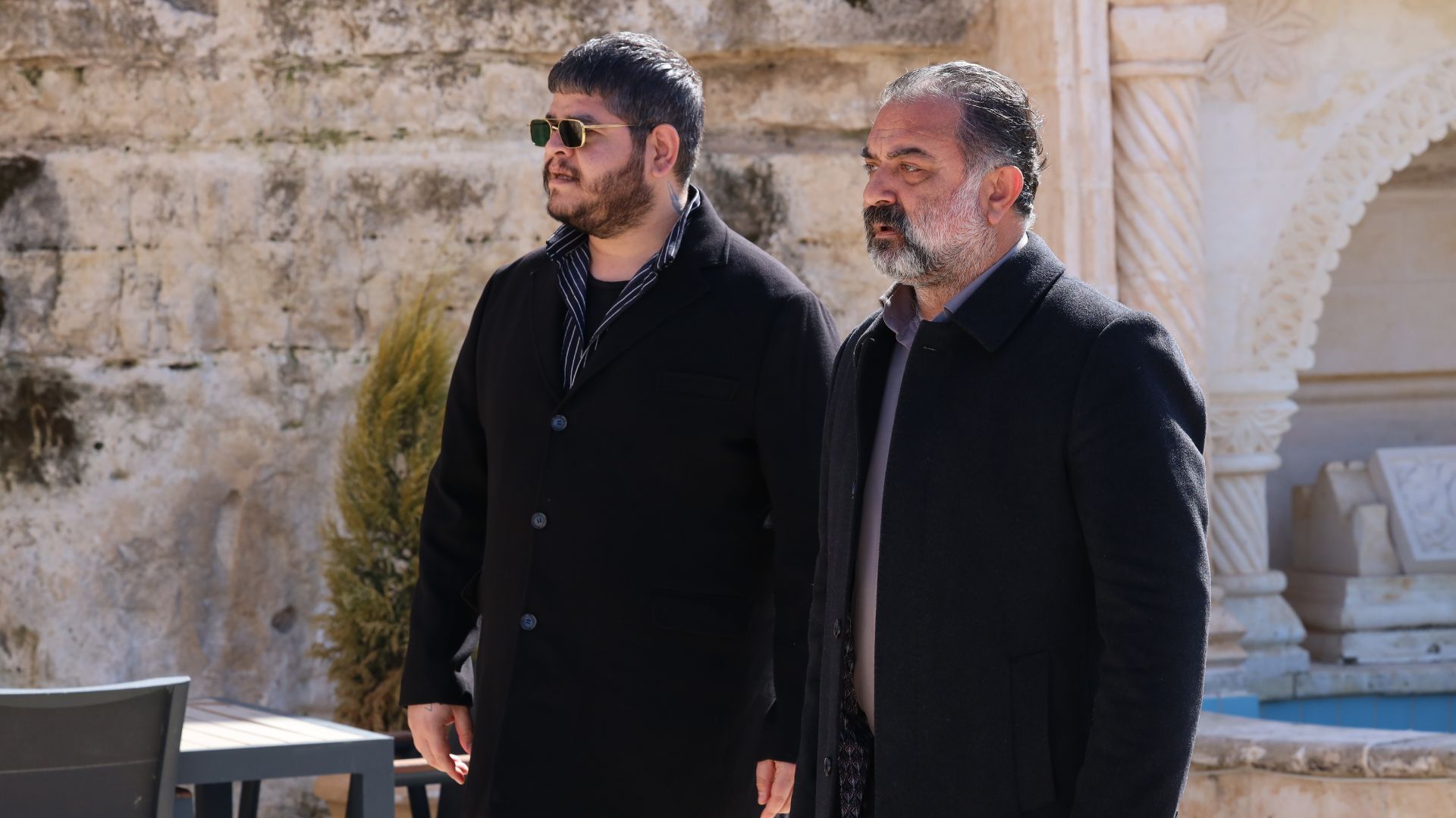 Burak Safak (Kadir) e Sinan Demirer (Muzaffer) in una scena di Far away