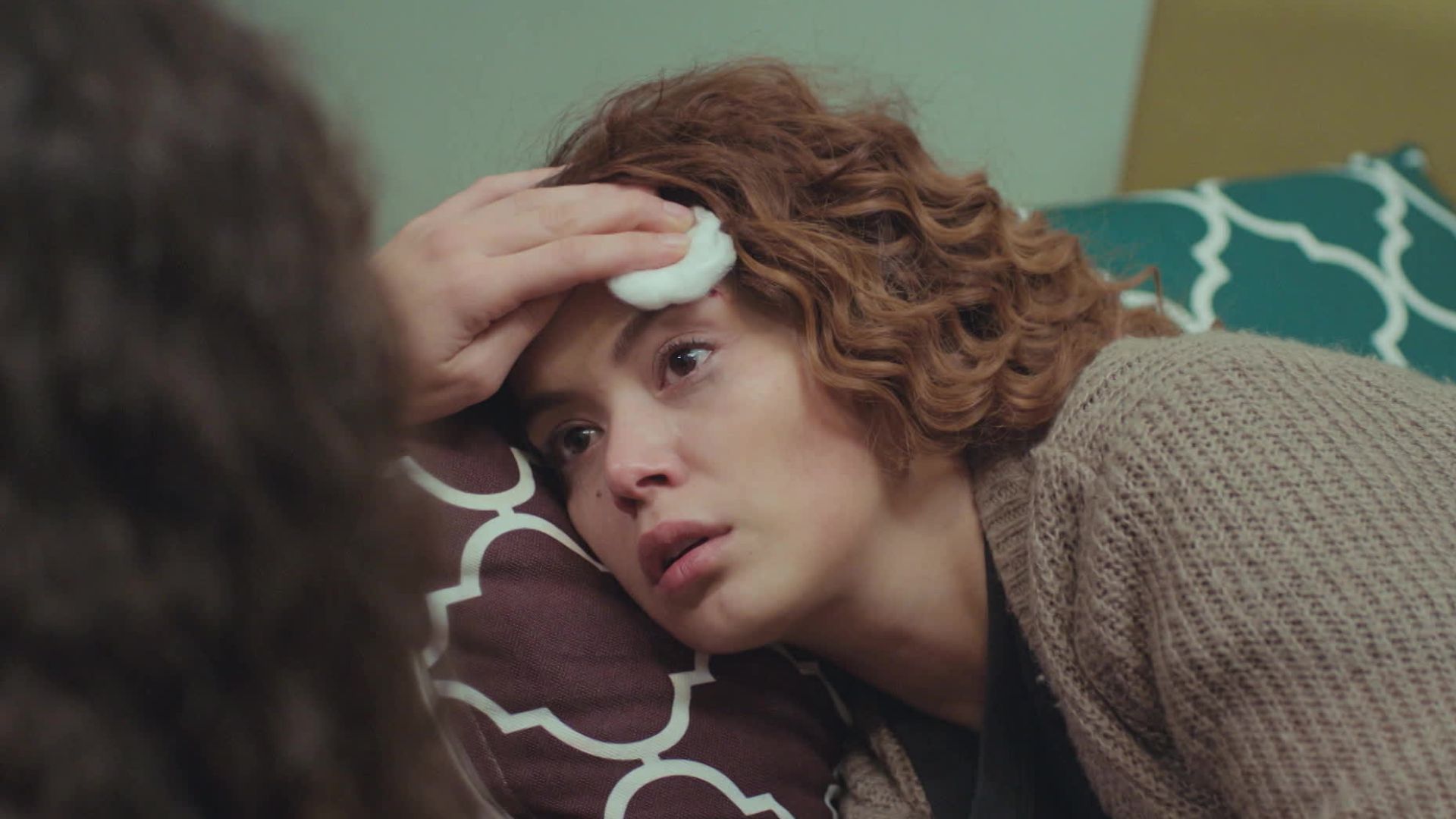 Ozge Ozpirincci (Bahar Cesmeli) in una scena di La forza di una donna