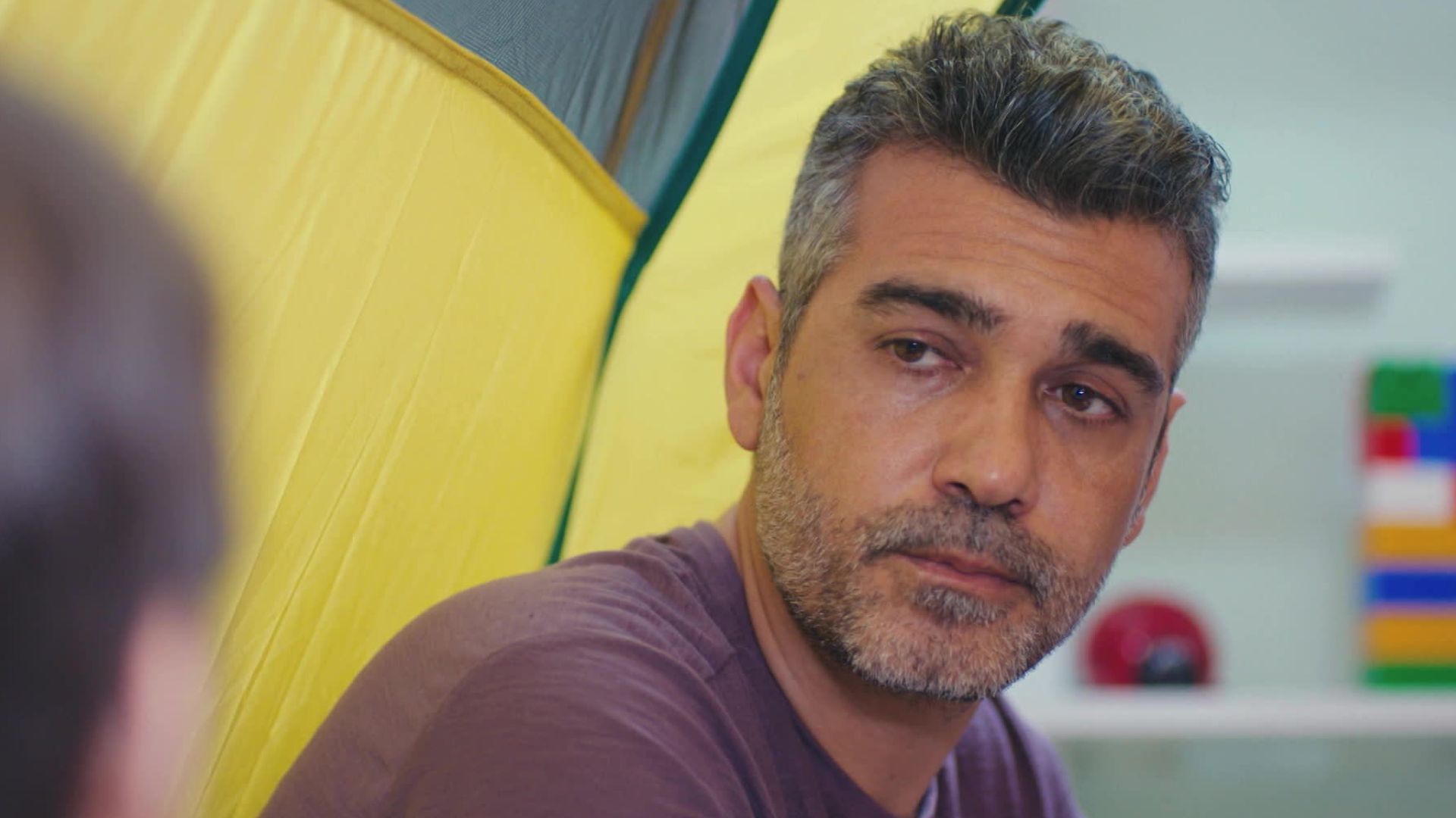 Sarp in una scena de La forza di una donna 