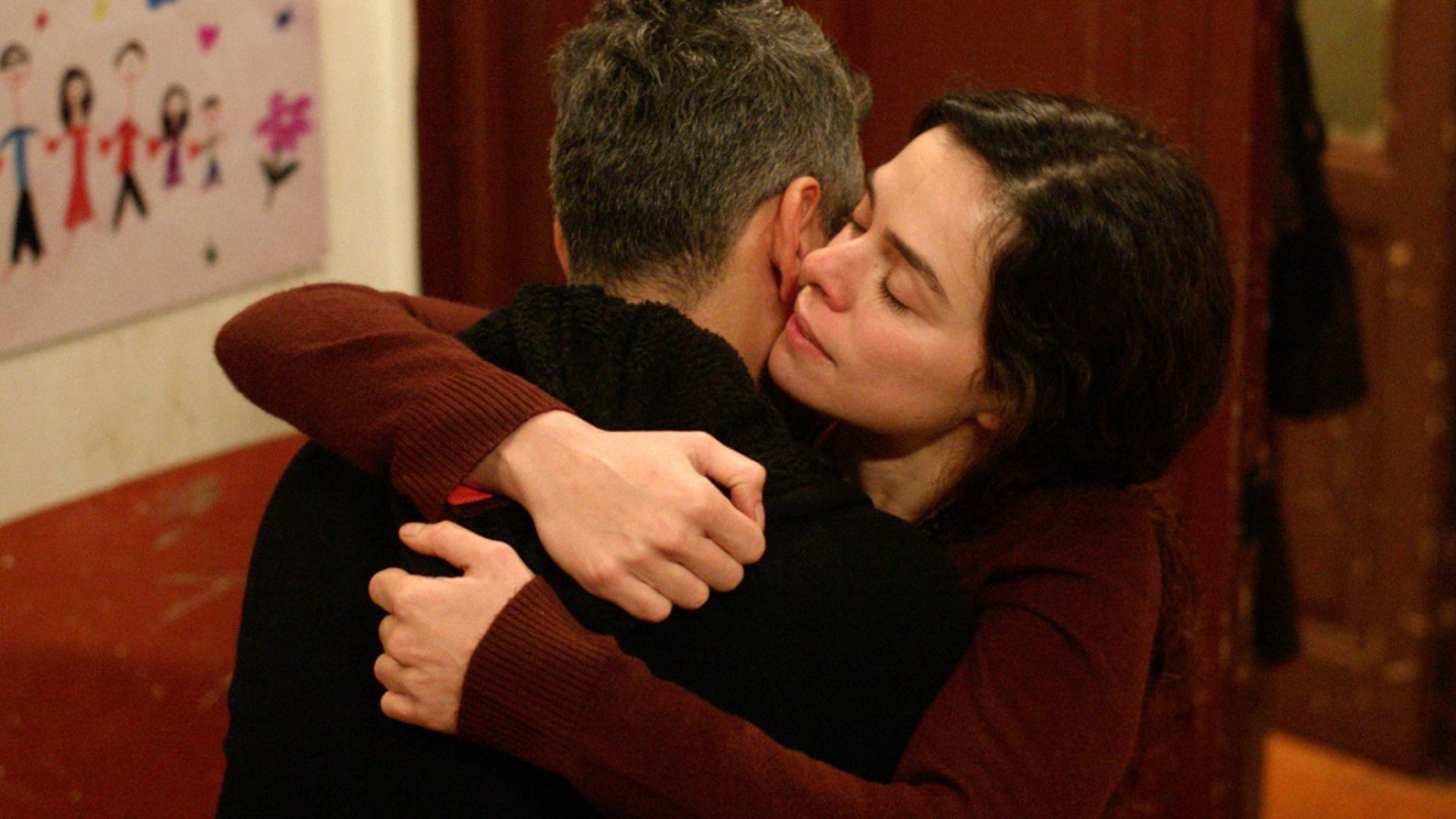 Caner Cindoruk (Sarp Cesmeli) e Ozge Ozpirinçci (Bahar Cesmeli) in una scena de La forza di una donna 2