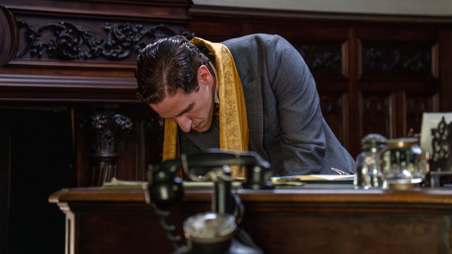 Enrique Fortun (Lopez) in una scena de La Promessa.
