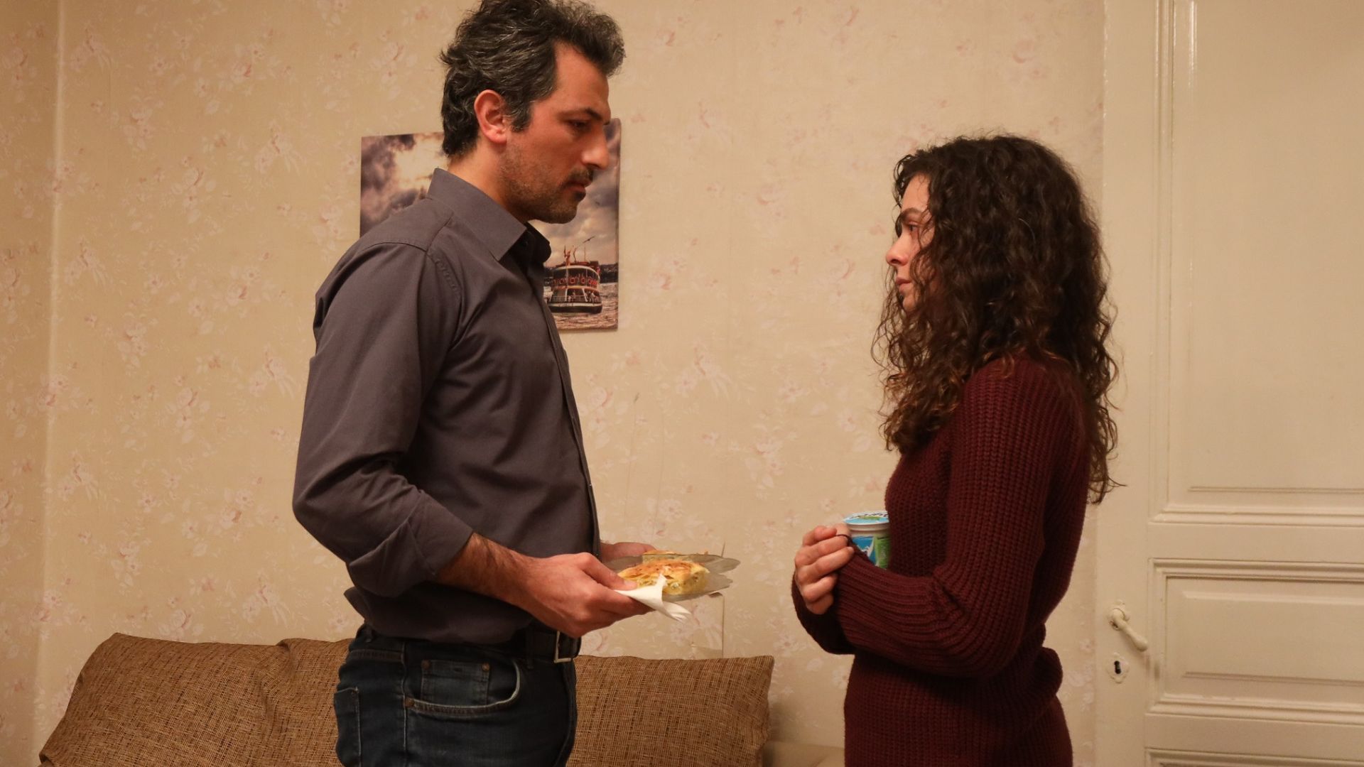 Feyyaz Duman (Arif) e Ozge Ozpirincci (Bahar Cesmeli) in una scena de La forza di una donna.  