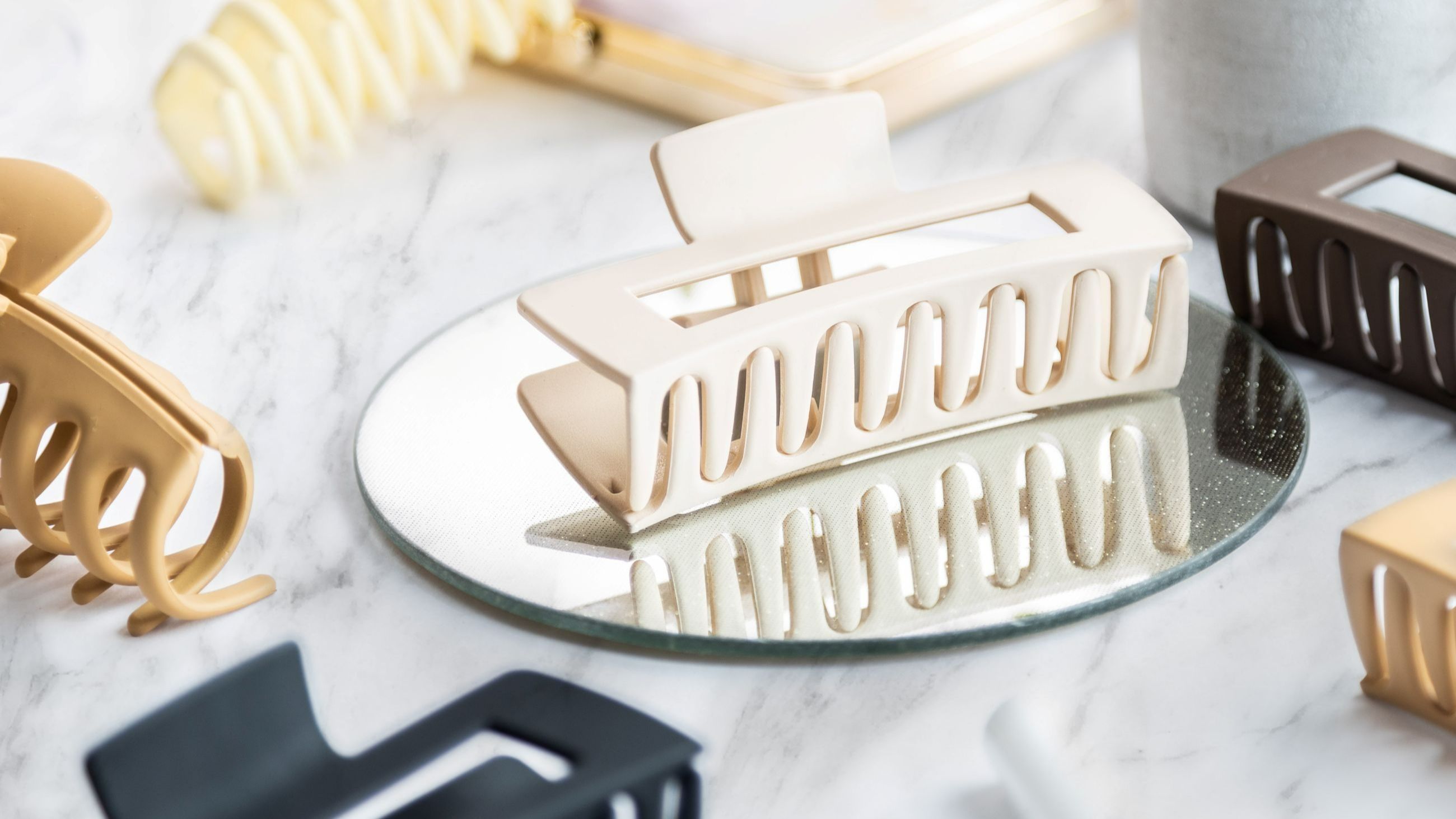 I mollettoni o hair clip sono gli accessori che, nelle forme e nuances più diverse, non devono mai mancare a casa, nella borsa o indosso, per essere cool come le celeb - Credits: www.istockphoto.com