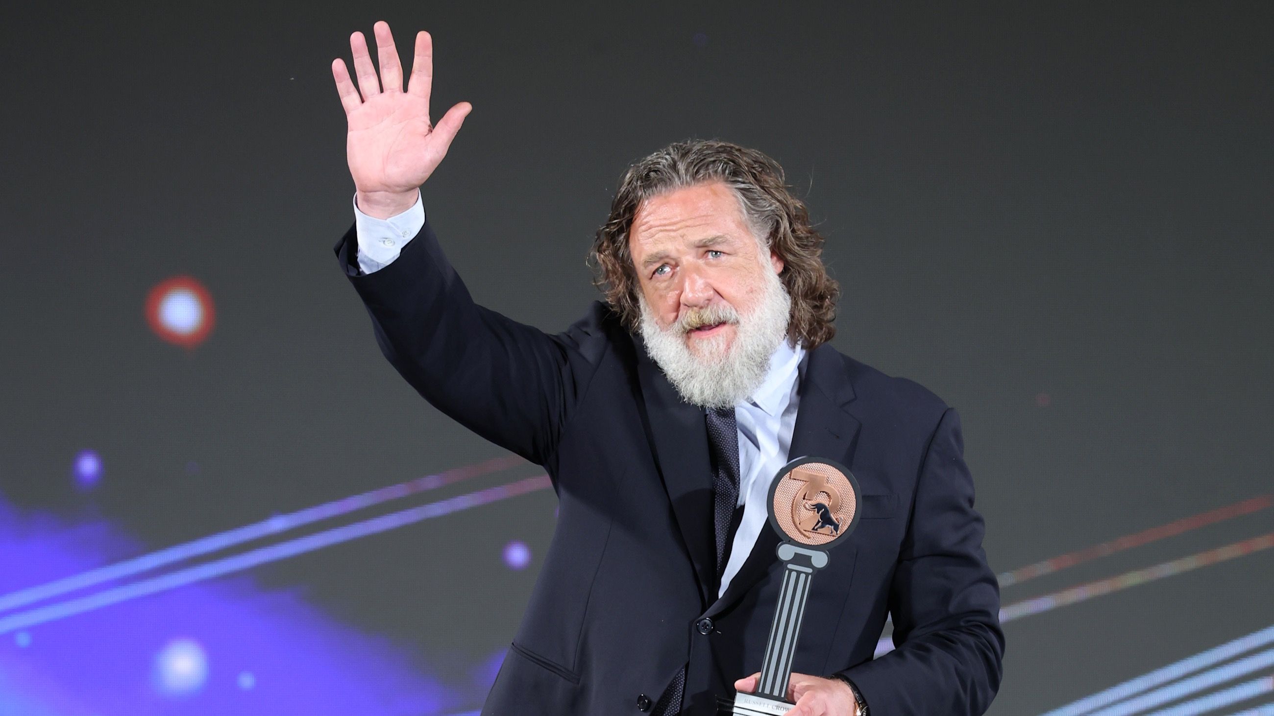  Russell Crowe posa sul palco durante la 72ª edizione del Taormina Film Festival 2026, il 13 giugno 2026 a Taormina, Italia - Credits: Getty Images