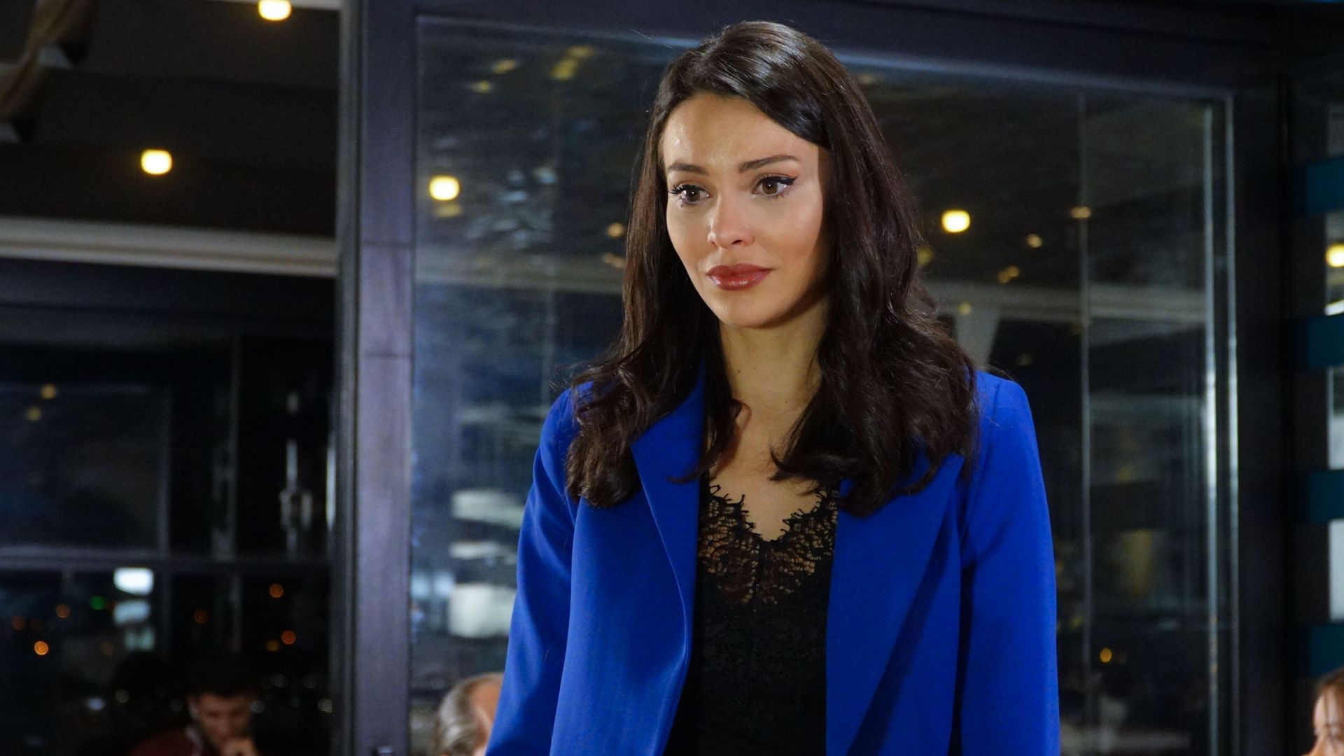 Tuvana Turkay (Leyla) in una scena di Forbidden Fruit 3