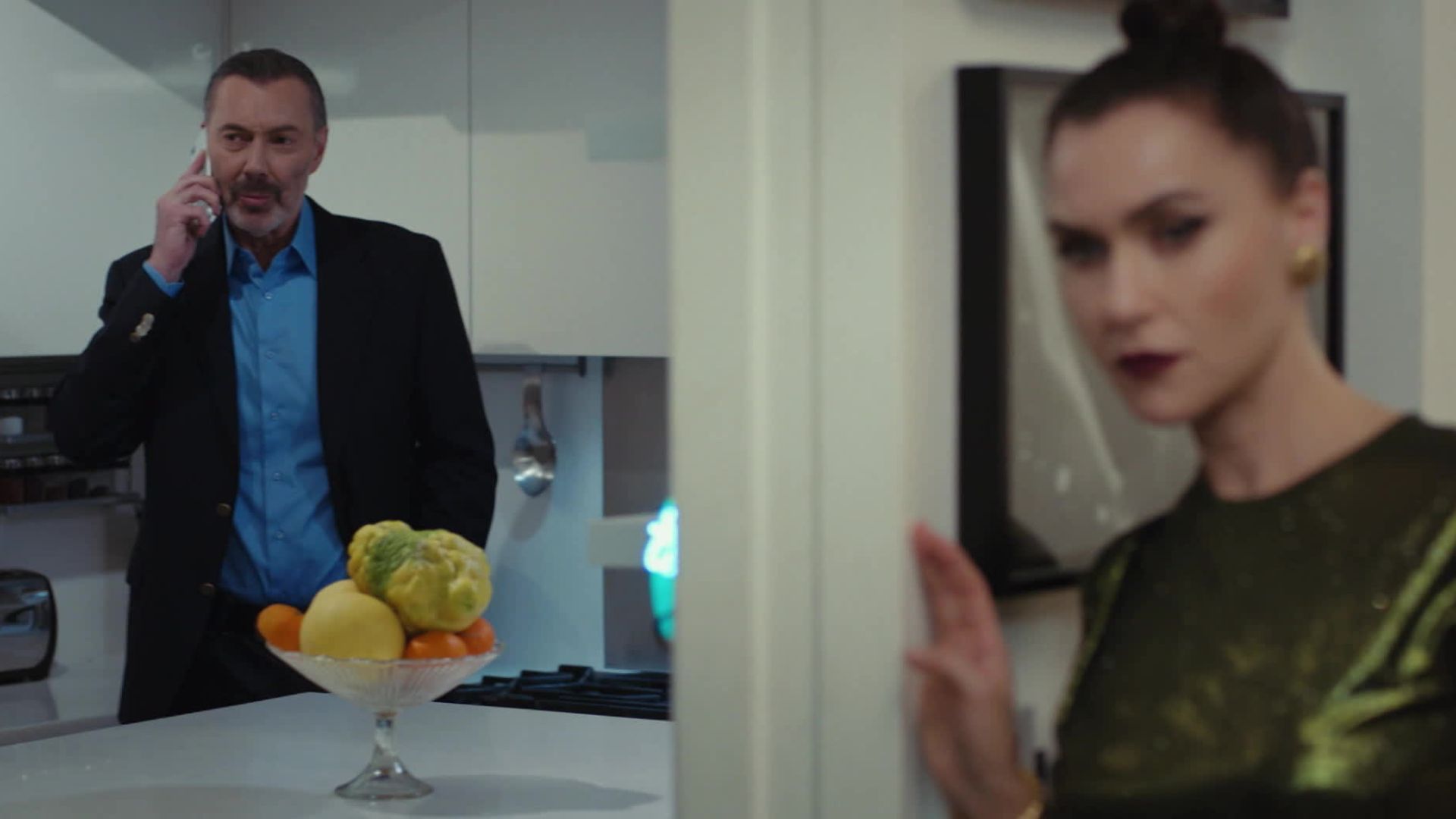 Sevval Sam (Ender) e Hakan Karahan (Nadir) in una scena di Forbidden Fruit 3