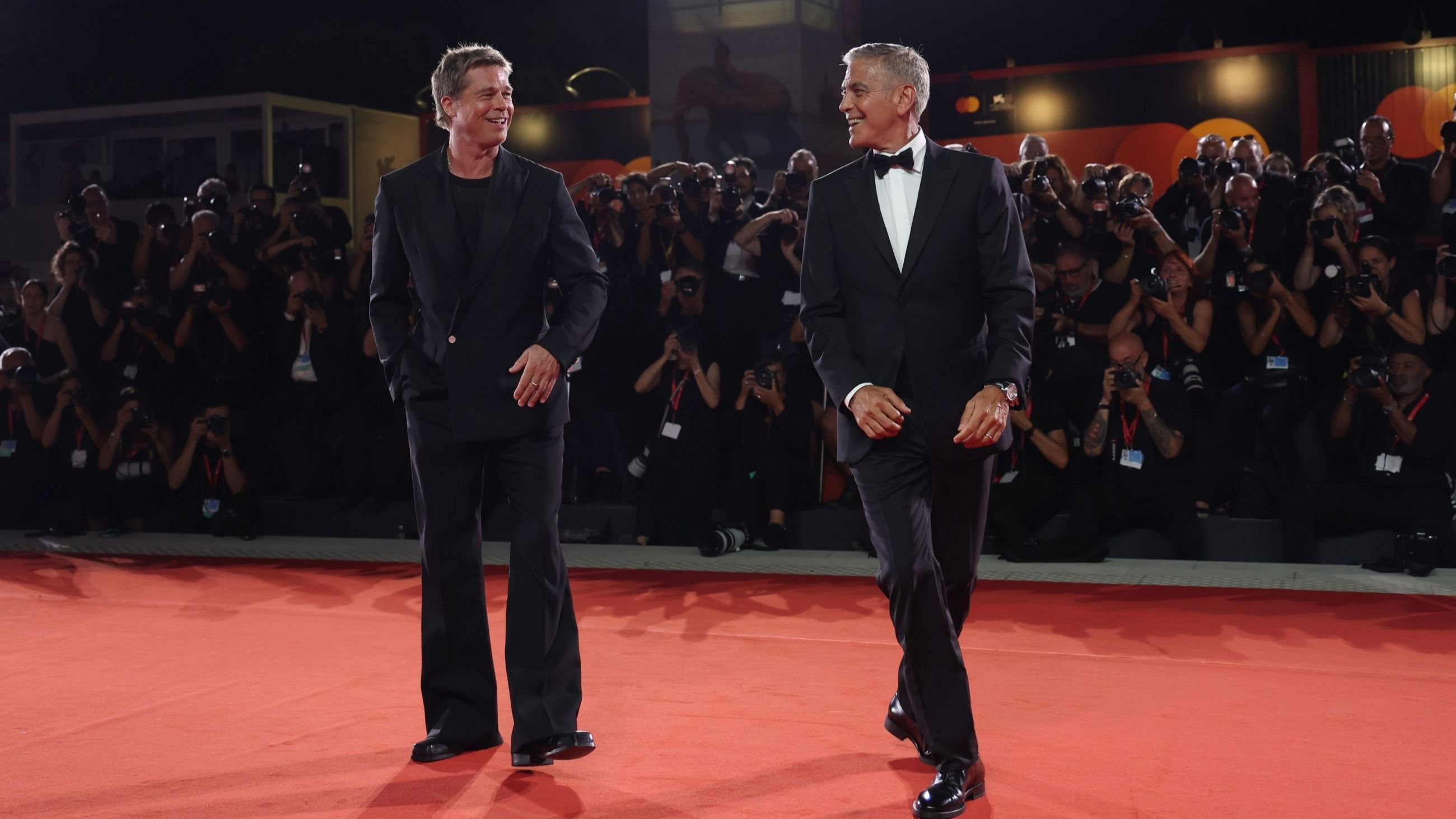George Clooney e Brad Pitt sul red carpet dell’81esima edizione Festival Internazionale del Cinema di Venezia - Credits Getty Images