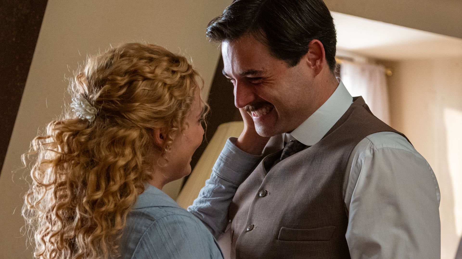 Ana Garces (Jana) e Arturo Sancho (Manuel) in una scena de La Promessa