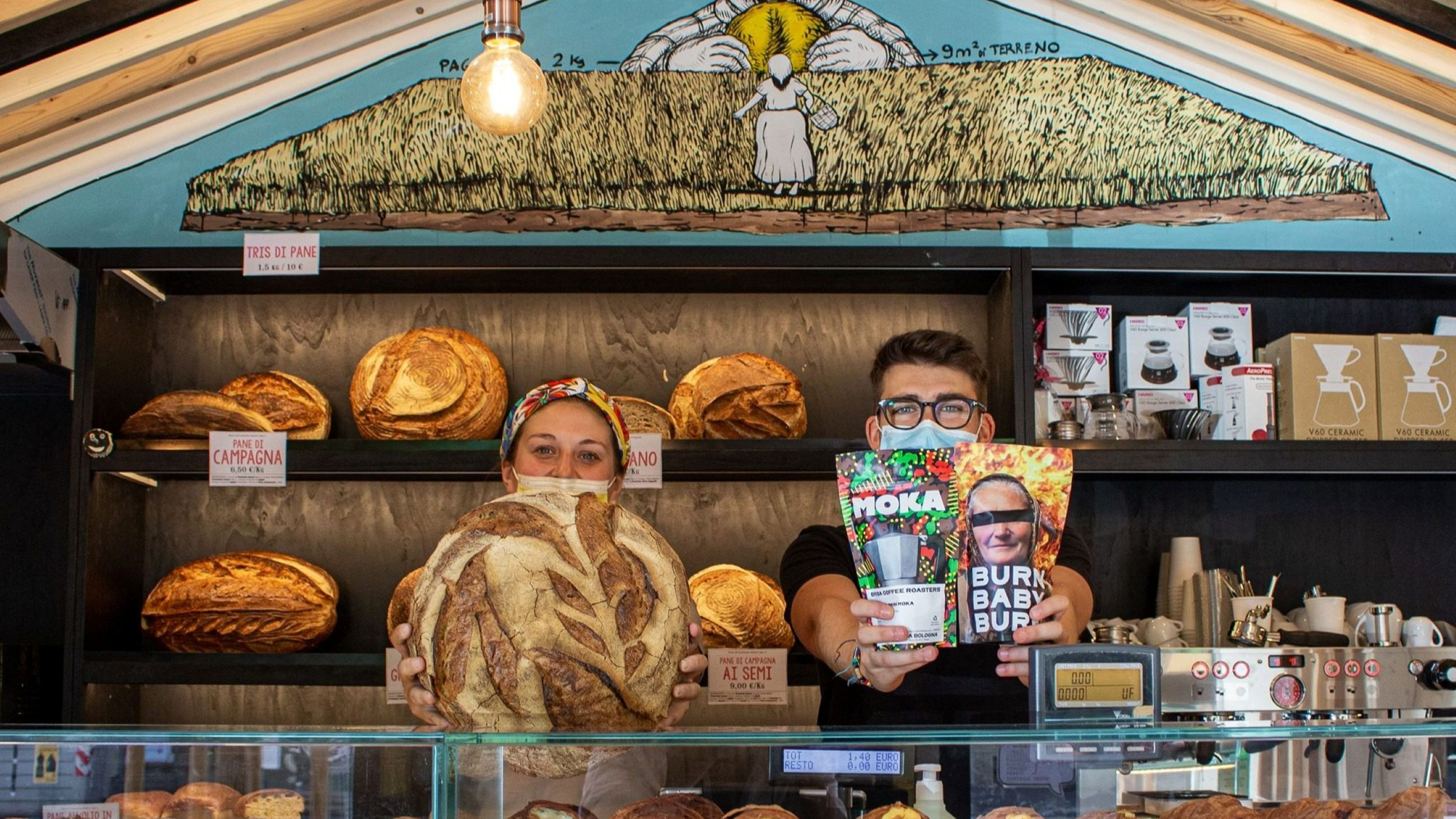 I due fondatori di Forno Brisa dietro il loro bancone - Crediti: Ufficio Stampa