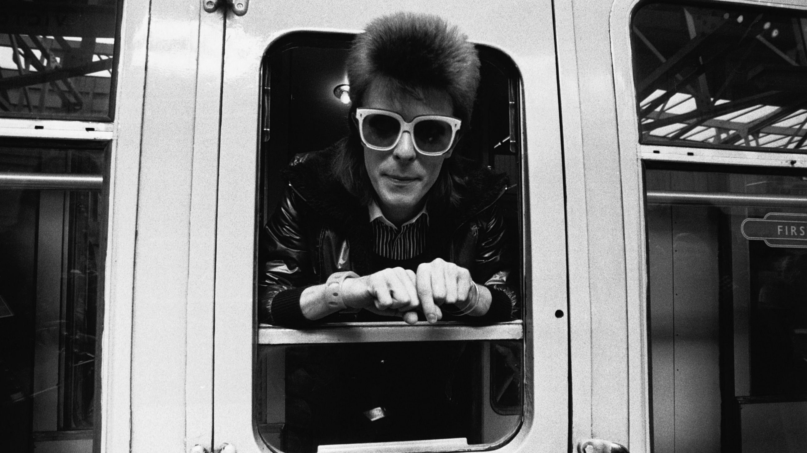 Il cantante David Bowie si prepara a viaggiare su un treno della British Rail, il 9 luglio 1973
Credits: Getty