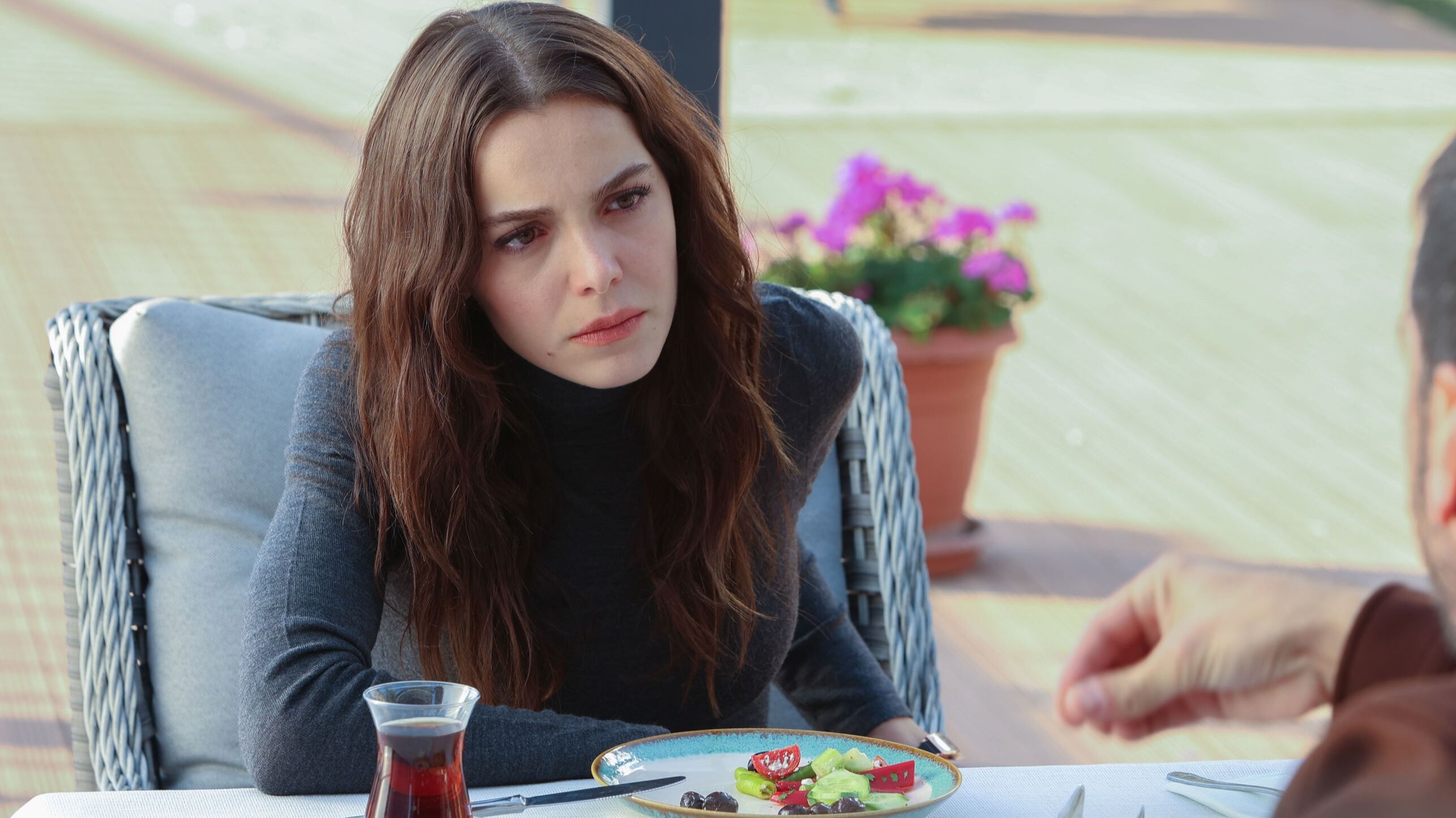 Melek (Hafdanur Sancaktutan) in una scena de La notte nel cuore