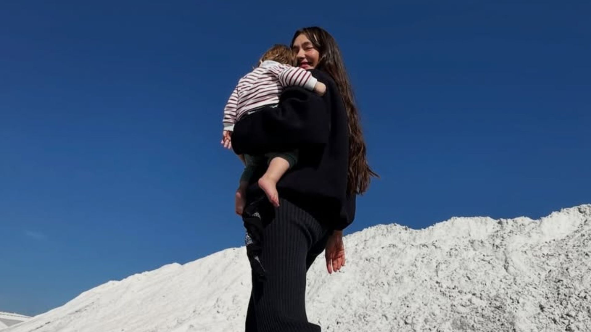 Neslihan Atagul con il figlio