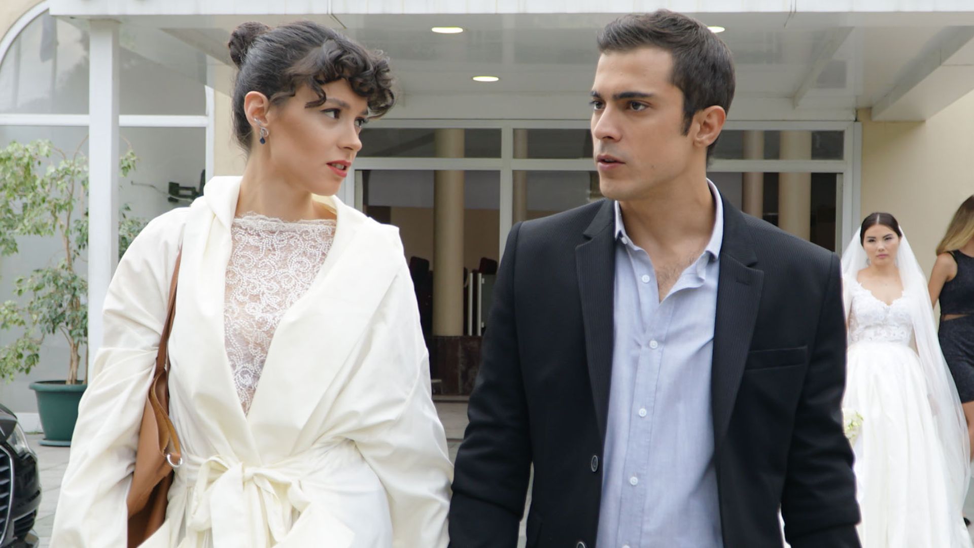 Dogac Yildiz (Yigit) e Buce Buse Kahraman (Lila) in una scena di Forbidden Fruit 3