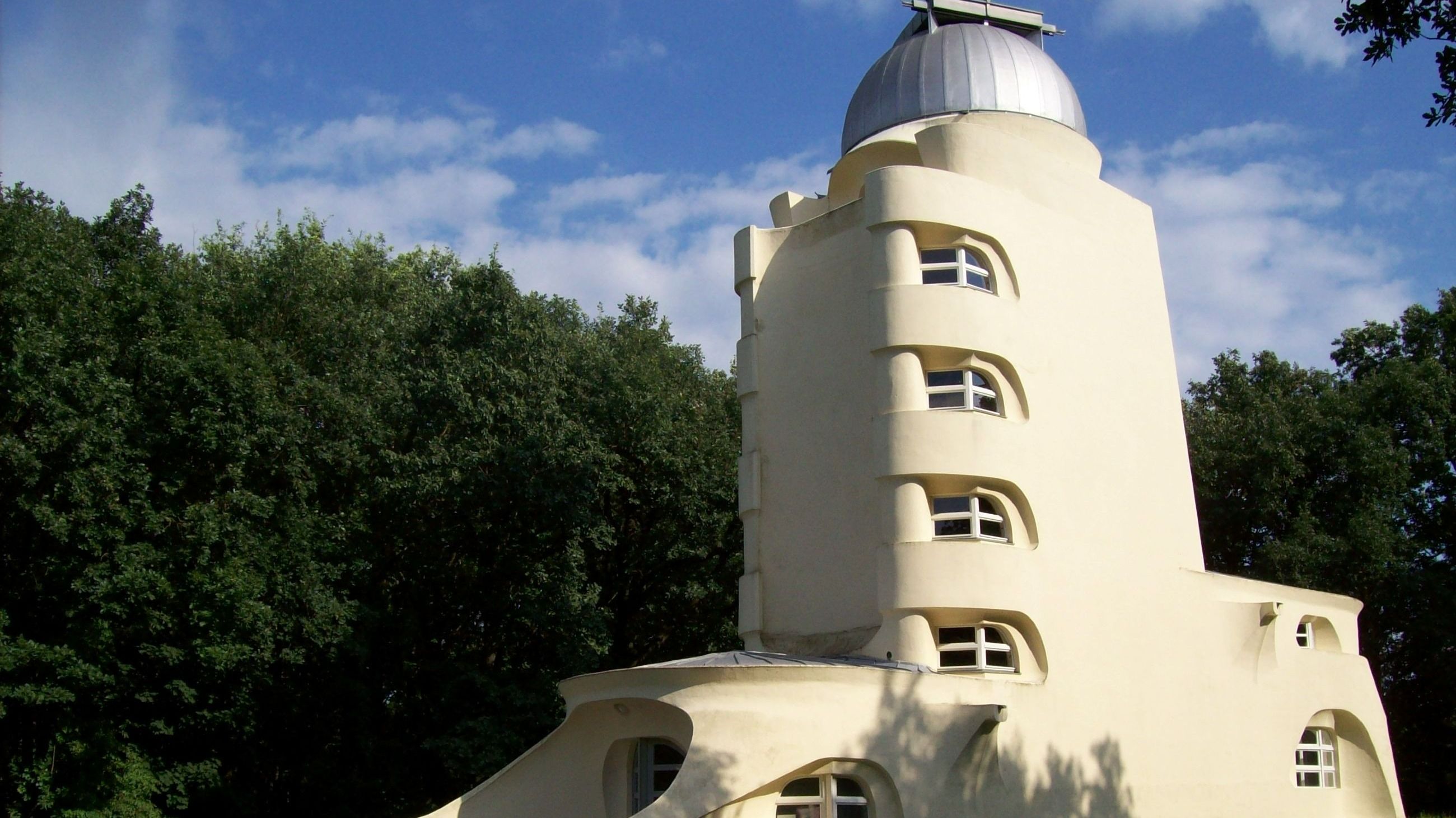 Einsteinturm progettata da Erich Mendelsohn, tra il 1920 e il 1921 - Credits: Courtesy Wikimedia Commons 