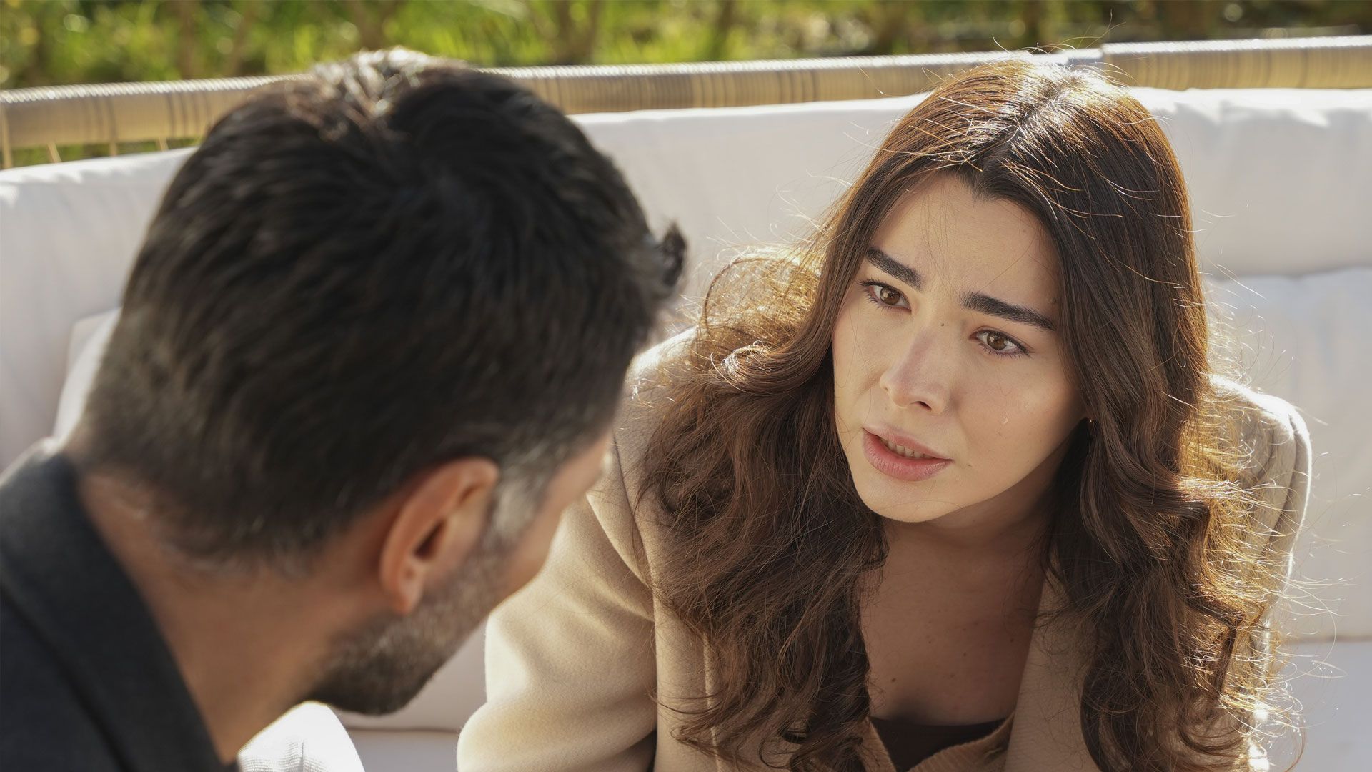 Berkay Ateş (Kahraman) e Feyza Sevil Güngör (Oylum Yenersoy) in una scena di Tradimento 2