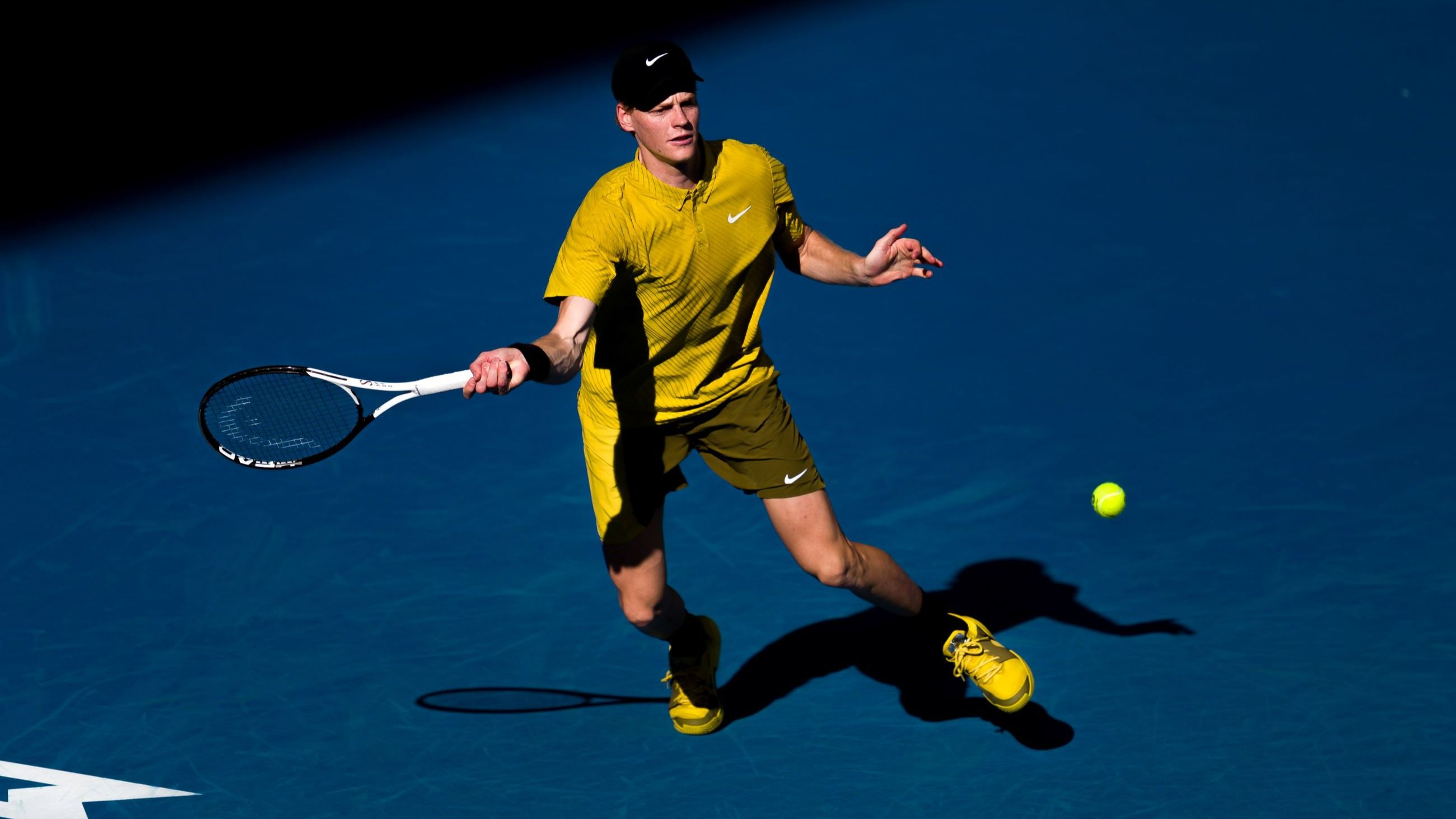 Jannik Sinner gioca contro il canadese Felix Auger Aliassime nella partita di apertura della settimana che precede l'Australian Open 2026 al Melbourne Park - Credits Getty Images 