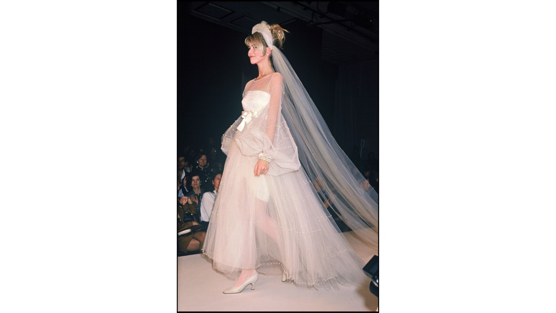 Claudia Schiffer sfila per Chanel, 1990. Credit Getty Images