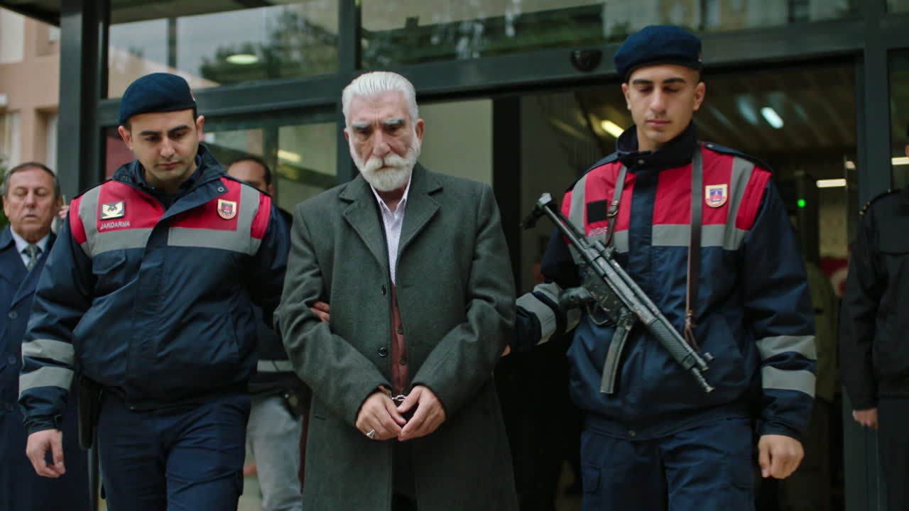 Mert viene arrestato in una scena di Segreti di famiglia 2