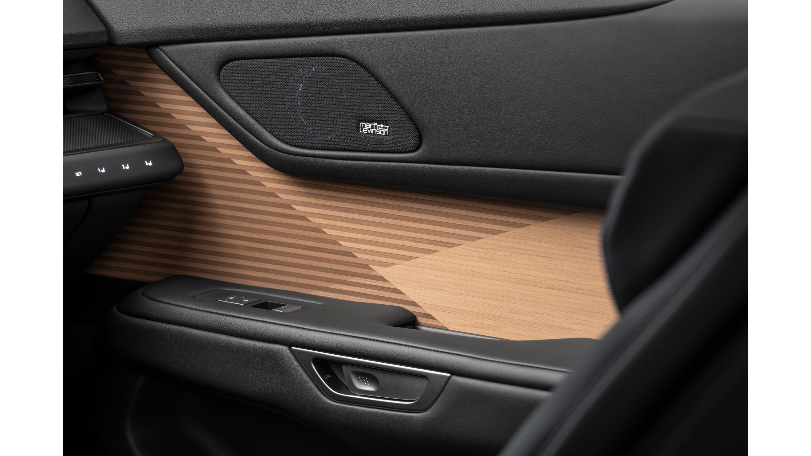 Omotenashi in chiave contemporanea: i nuovi interni della Lexus ES richiamano i legni delle tradizionali abitazioni giapponesi, come il sugi (cedro giapponese) e l’hinoki (cipresso), simboli di armonia e accoglienza. (Crediti: Lexus Italia) 