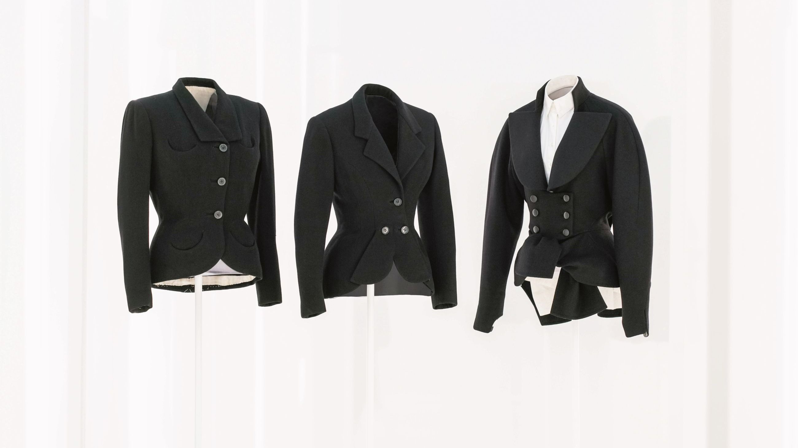 Da sinistra: BALENCIAGA, Haute Couture 1938; BALENCIAGA, Haute Couture 1940; ALAÏA, Couture Autumn-Winter 1986. Photo : © Stéphane Aït Ouarab - Courtesy Press Office