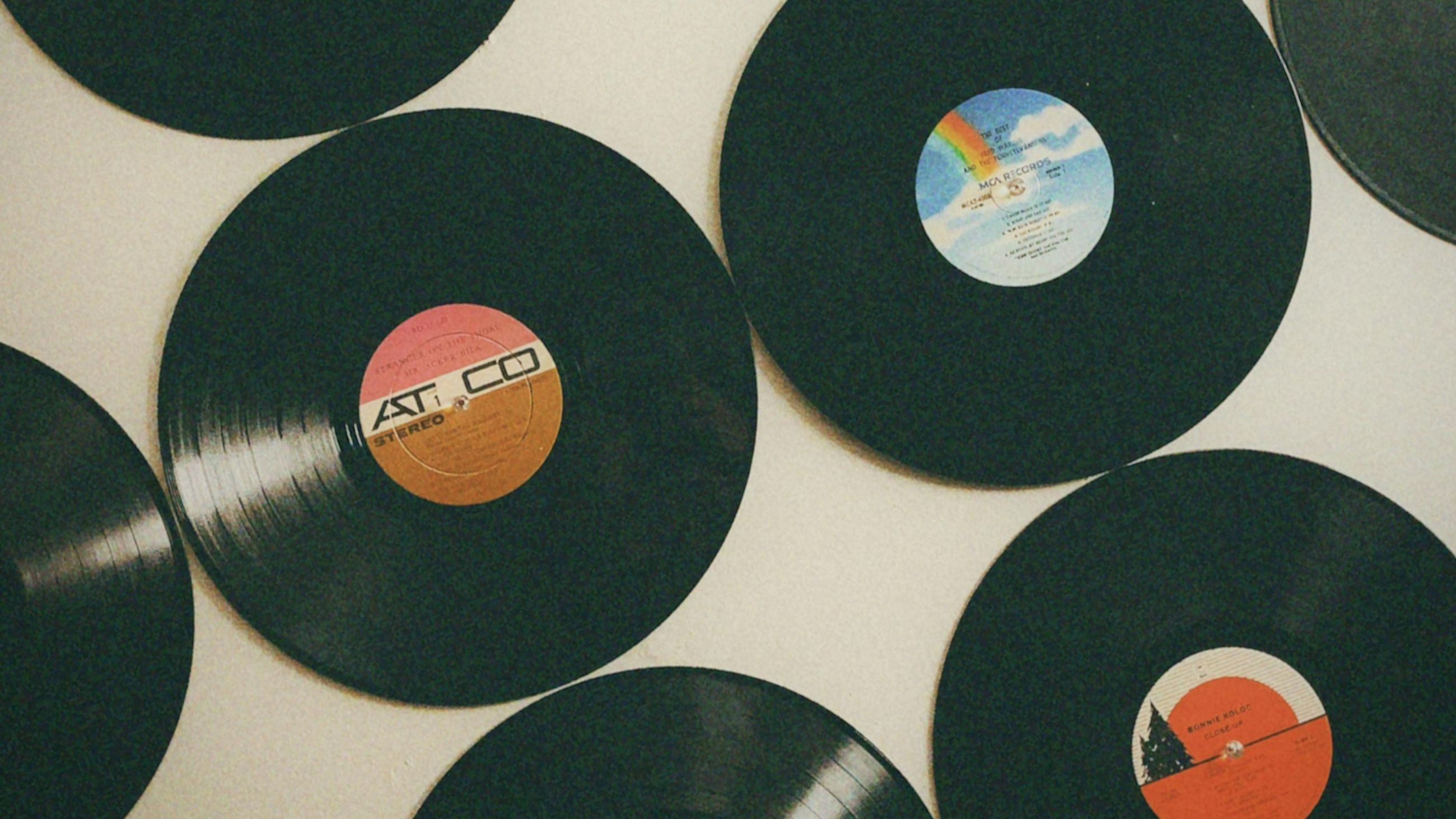 Il fascino dei vinili conquista tutte le generazioni - Credits: www.pexels.com