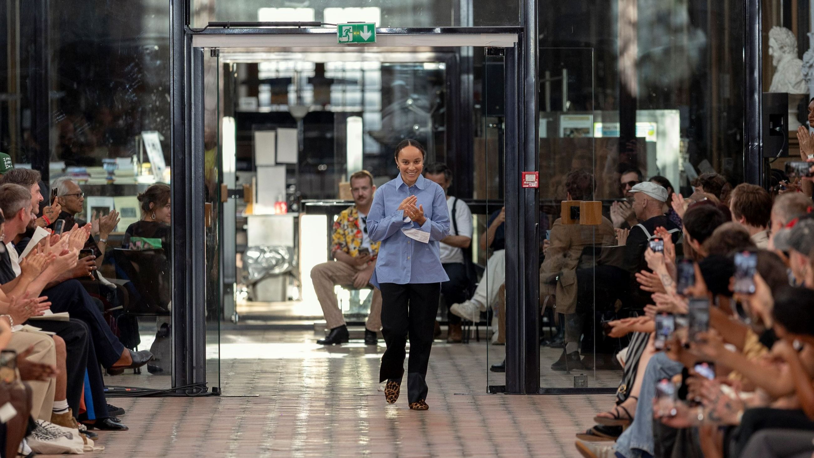 La stilista Grace Wales Bonner saluta il pubblico in passerella durante la sfilata Wales Bonner Menswear Primavera/Estate 2026 - Credits Getty Images
