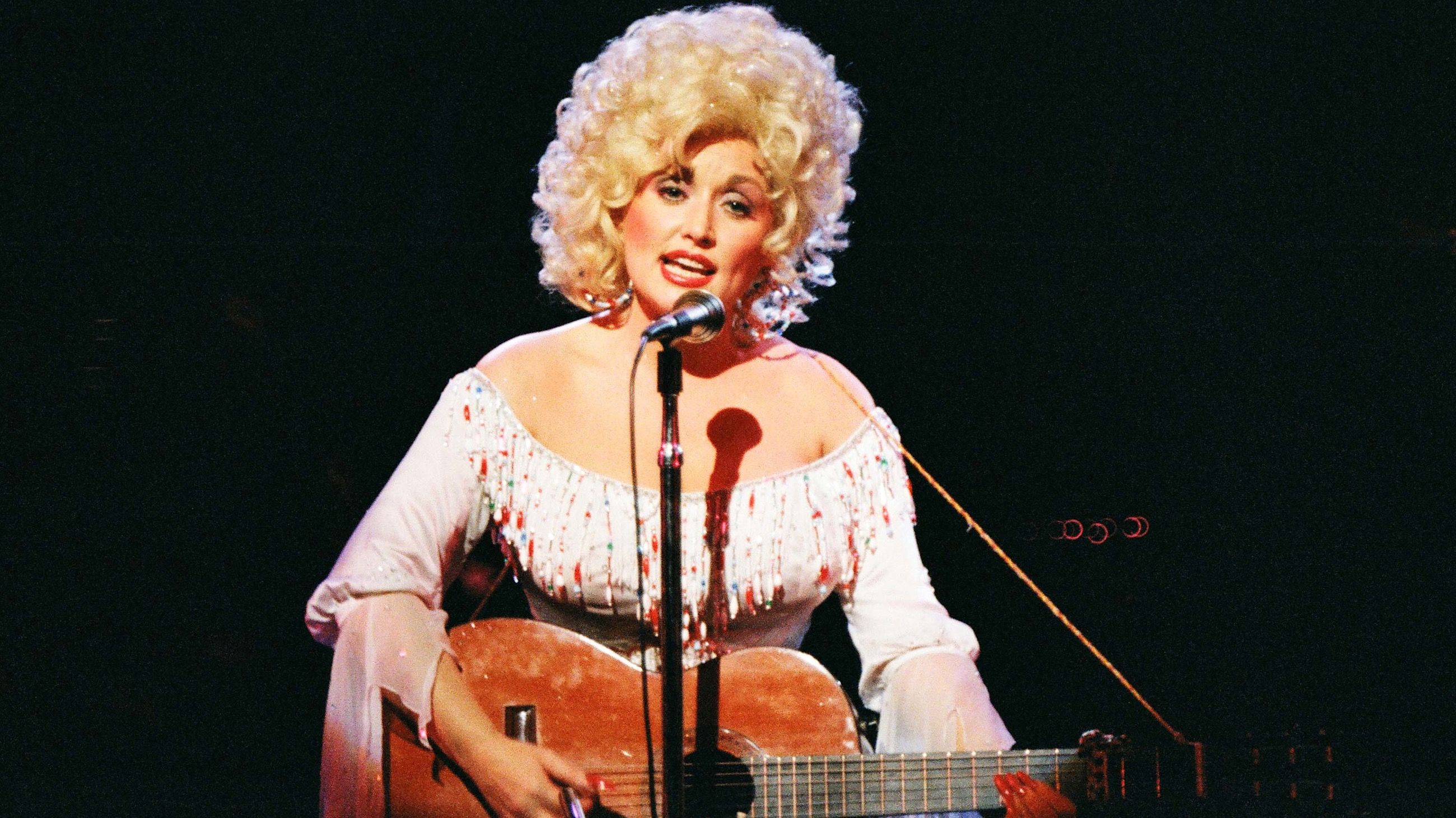 Dolly Parton si esibisce sul palco del Dominion Theatre il 29 marzo 1983 a Londra, Regno Unito - Credits: Getty Images