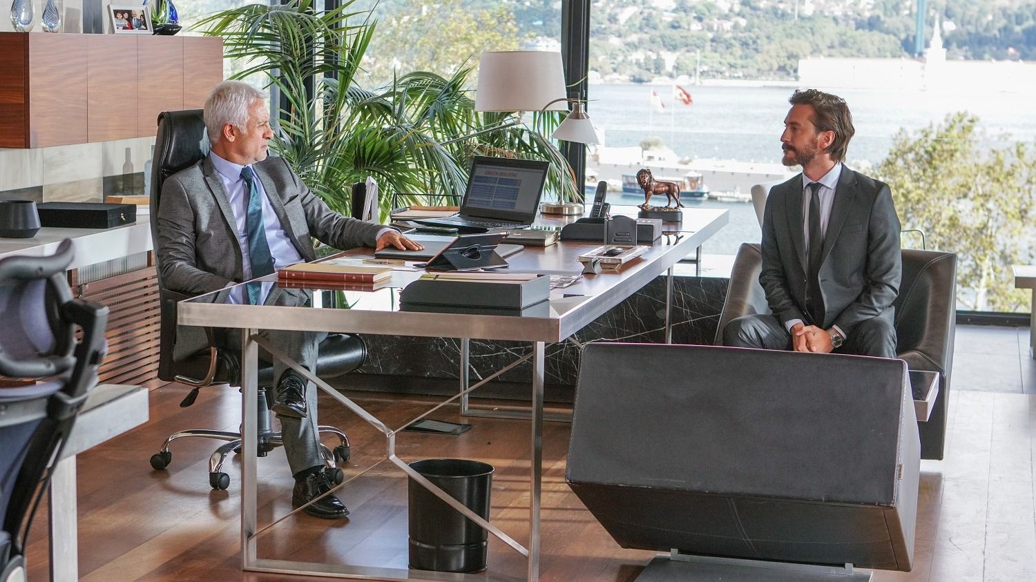 Halit (Talat Bulut) e Kemal (Sarp Can Koroglu) in Forbidden Fruit