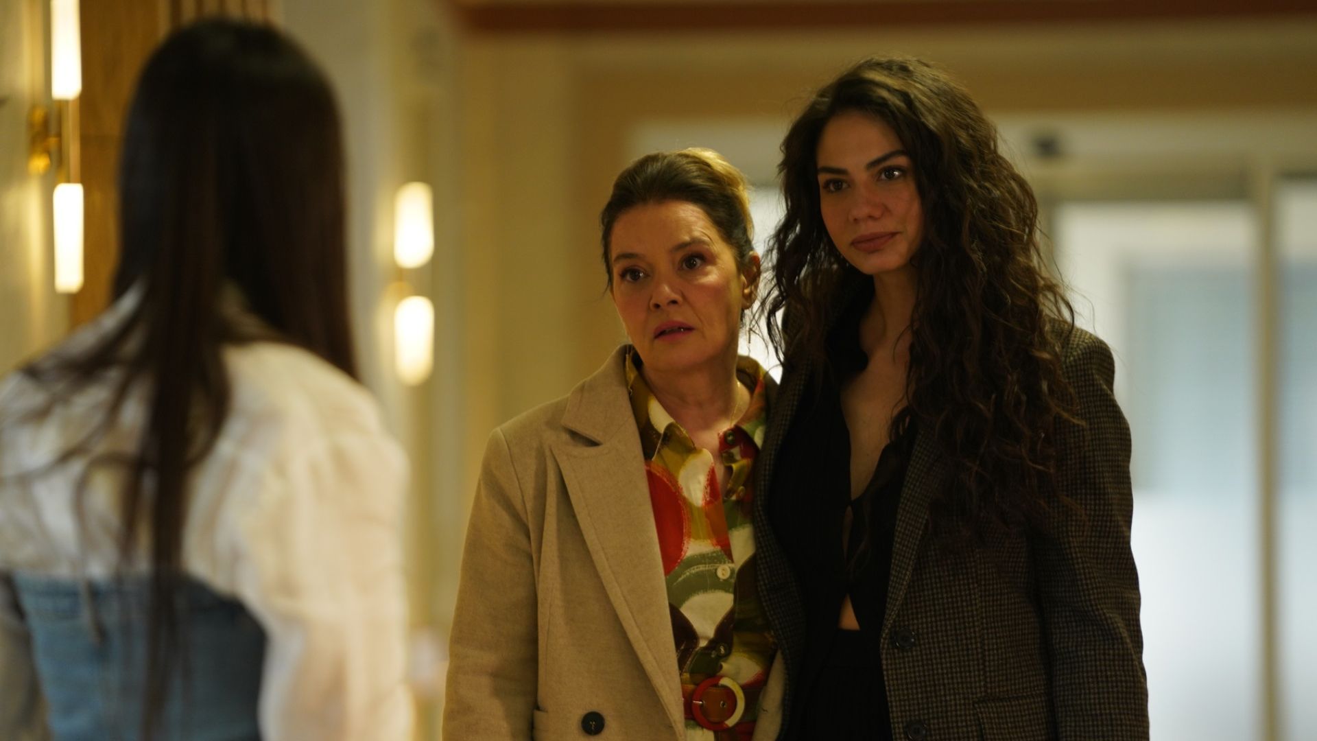 Lale Basar (Perihan Kosaner) e Demet Ozdemir (Farah Ersadi) in una scena di Io sono Farah 2