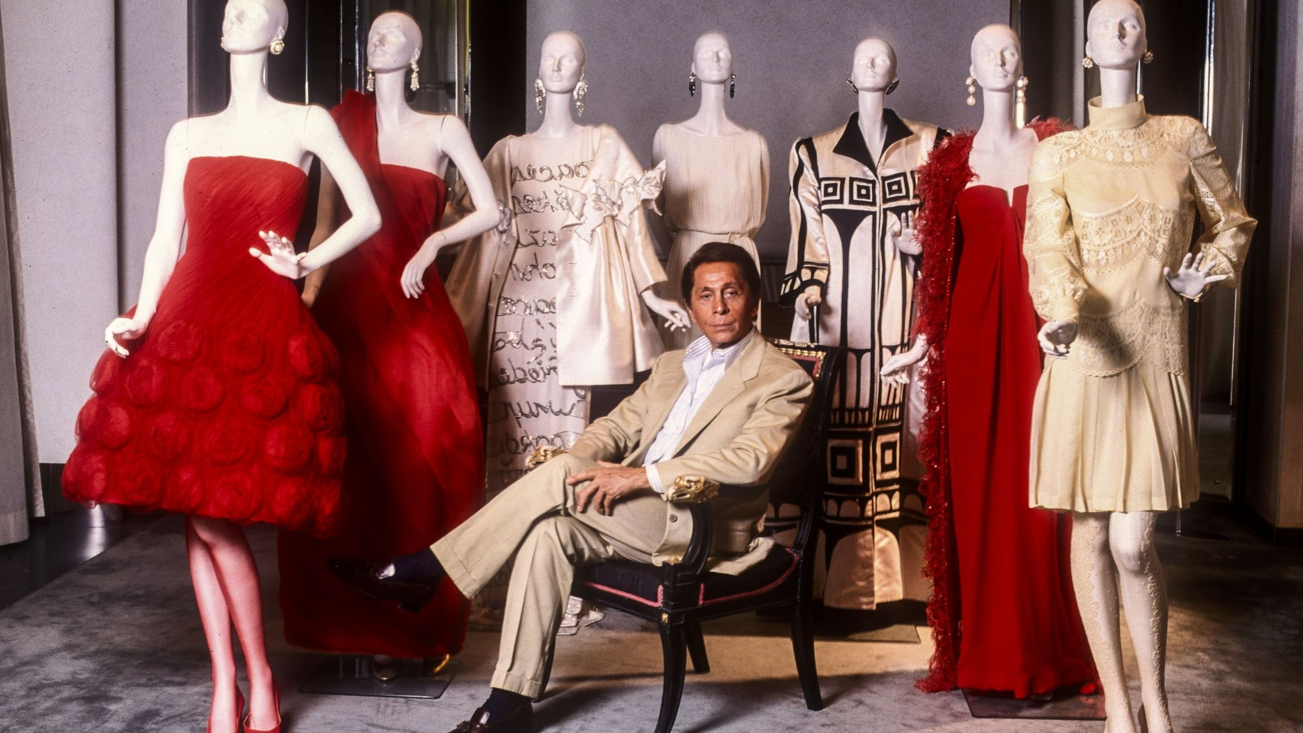 Valentino Garavani ritratto nell'Atelier con 7 dei suoi storici modelli, 2000 Rome - Credits Agf